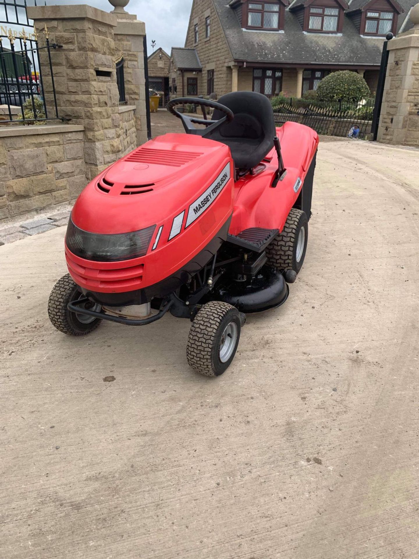 MASSEY FERGUSON 3316HE RIDE ON LAWN MOWER, RUNS, DRIVES AND CUTS, CLEAN MACHINE, C/W COLLECTOR - Image 3 of 4