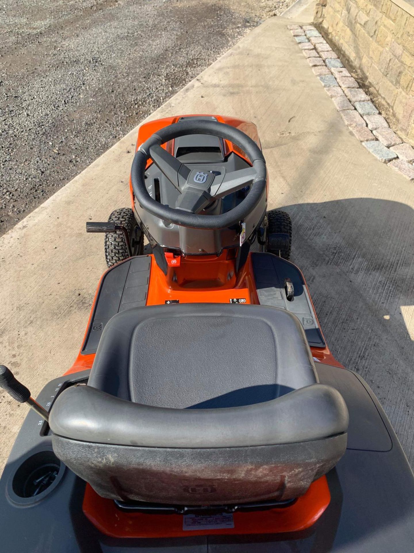 HUSQVARNA CTH 126 RIDE ON LAWN MOWER, RUNS, DRIVES AND CUTS, EX DEMO CONDITION, CLEAN MACHINE - Image 4 of 7