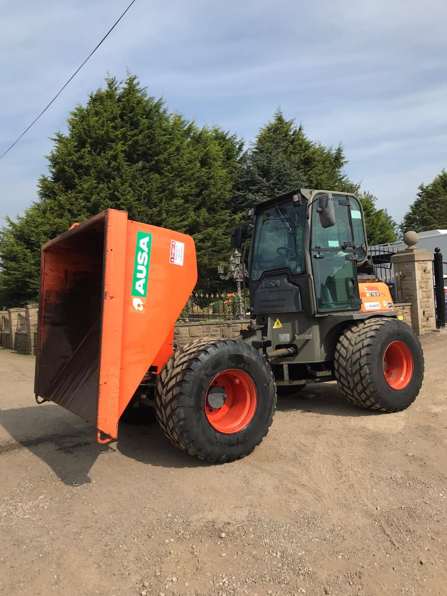 2012 AUSA 7 TON DUMPER, CABBED, AIR CONDITIONING, RUNS, DRIVES AND TIPS, ROAD REGISTERED *PLUS VAT* - Image 3 of 9