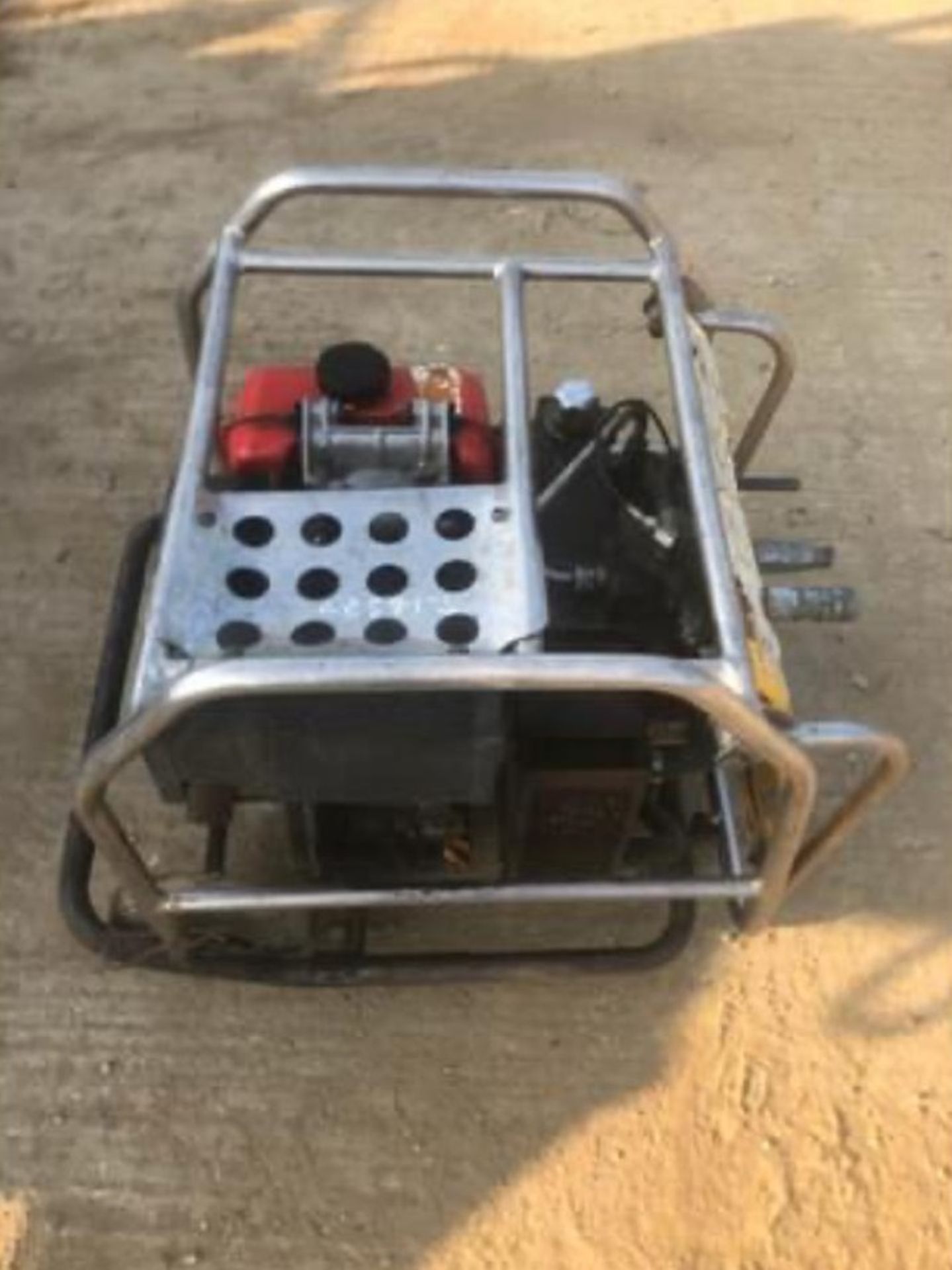 JCB DIESEL HYDRAULIC BEAVER PACK, RUNS AND WORKS, X1 BREAKER, X2 CHISELS, X1 HOSE *NO VAT* - Image 4 of 5