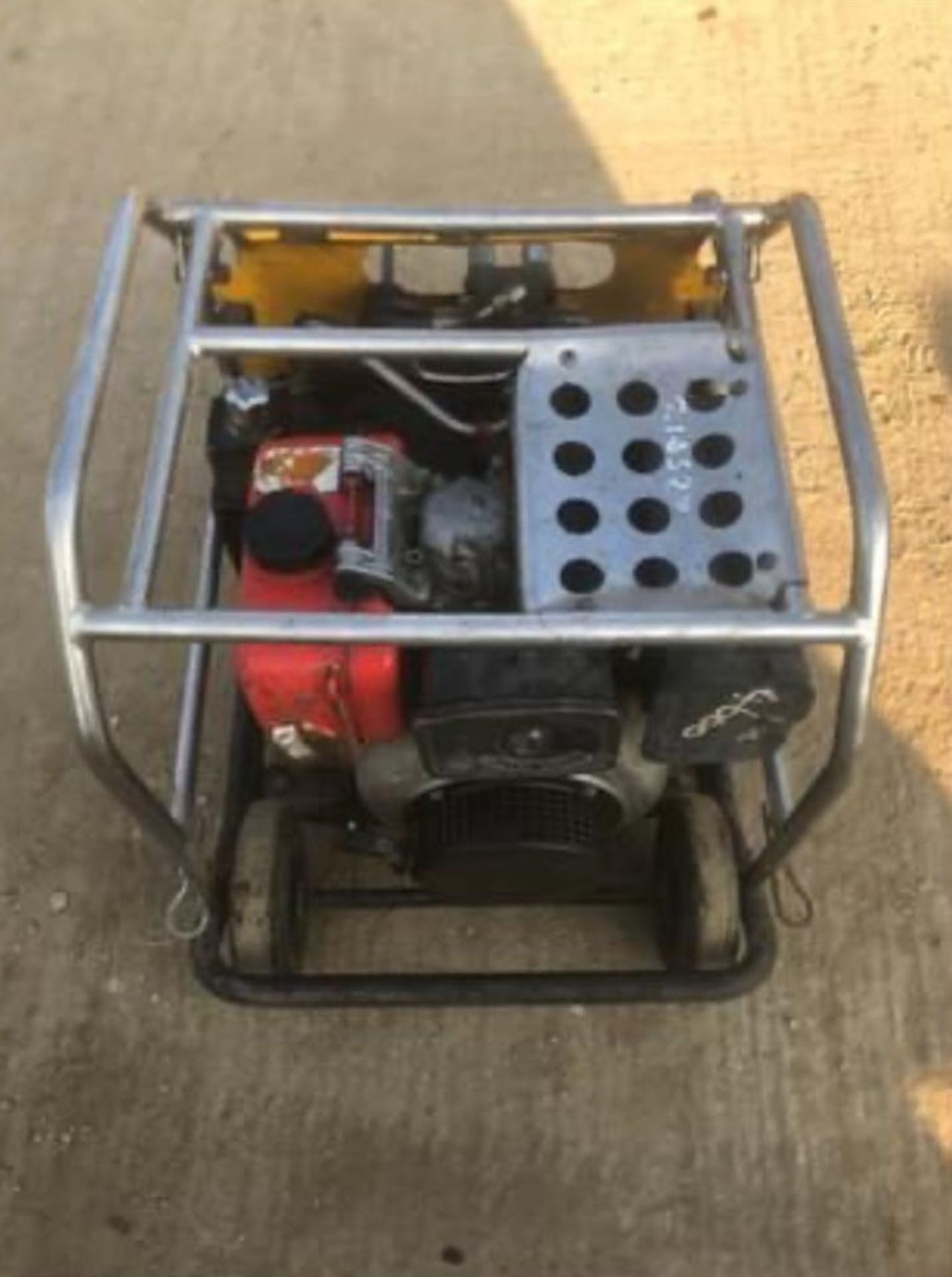 JCB DIESEL HYDRAULIC BEAVER PACK, RUNS AND WORKS, X1 BREAKER, X2 CHISELS, X1 HOSE *NO VAT* - Image 2 of 5