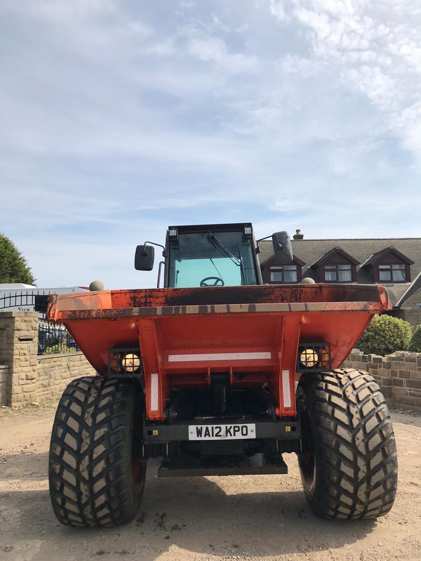 2012 AUSA 7 TON DUMPER, CABBED, AIR CONDITIONING, RUNS, DRIVES AND TIPS, ROAD REGISTERED *PLUS VAT* - Image 2 of 9