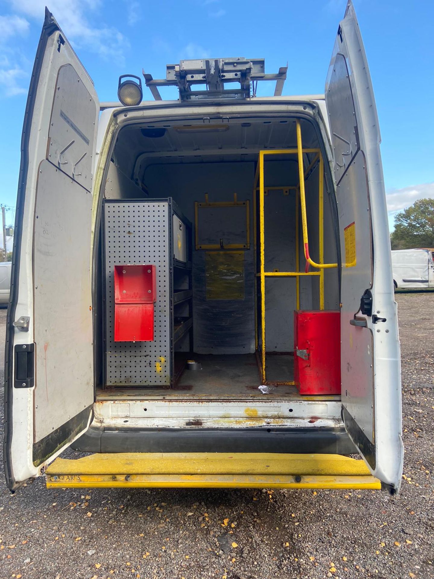 2013/13 REG FORD TRANSIT 100 T350 RWD 2.2 DIESEL WHITE WELFARE PANEL VAN, SHOWING 1 FORMER KEEPER - Image 10 of 11