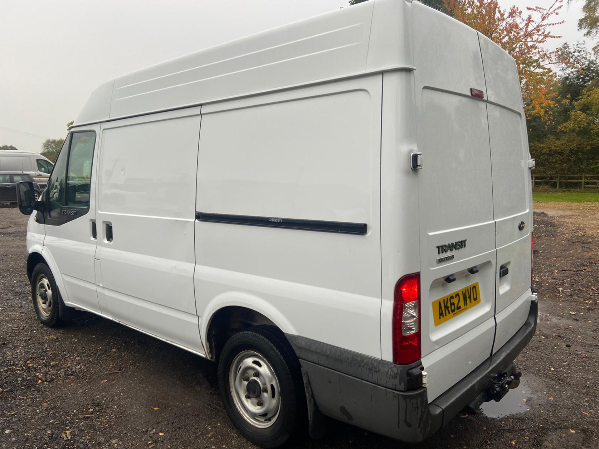 2013/62 REG FORD TRANSIT 100 T260 FWD 2.2 DIESEL WHITE PANEL VAN, SHOWING 1 FORMER KEEPER *NO VAT* - Image 4 of 10