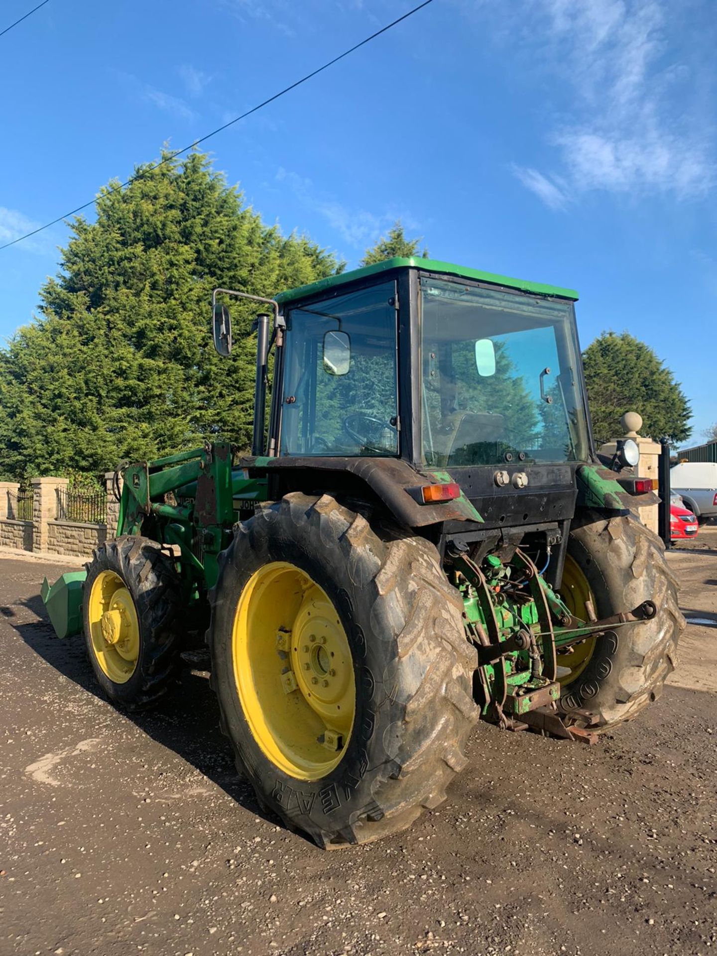 JOHN DEERE 2040S TRACTOR, C/W LOADER AND BUCKET, RUNS, DRIVES AND DIGS *PLUS VAT* - Image 3 of 5