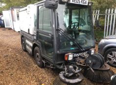 2005/05 REG SCHMIDT SWINGO 2.8 DIESEL WHITE STREET CLEANSING ROAD SWEEPER, SHOWING 1 FORMER KEEPER