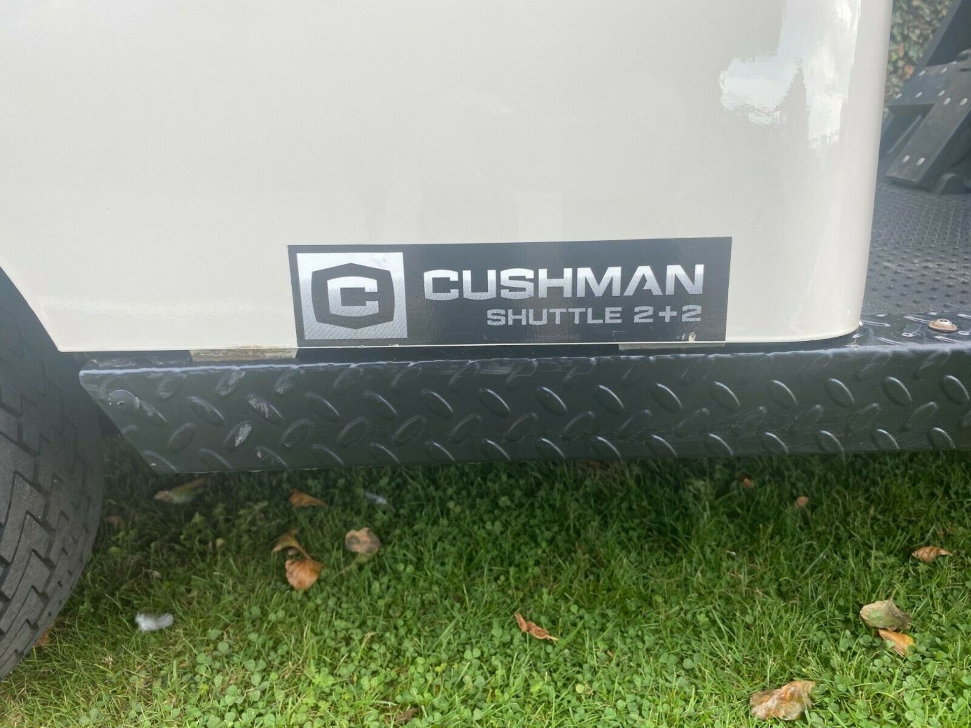 GOLF BUGGY CUSHMAN SHUTTLE 2 + 2, PETROL, 4 SEATER, ONLY 54 HOURS FROM NEW, PUCHASED NEW JUNE 2018 - Image 3 of 11