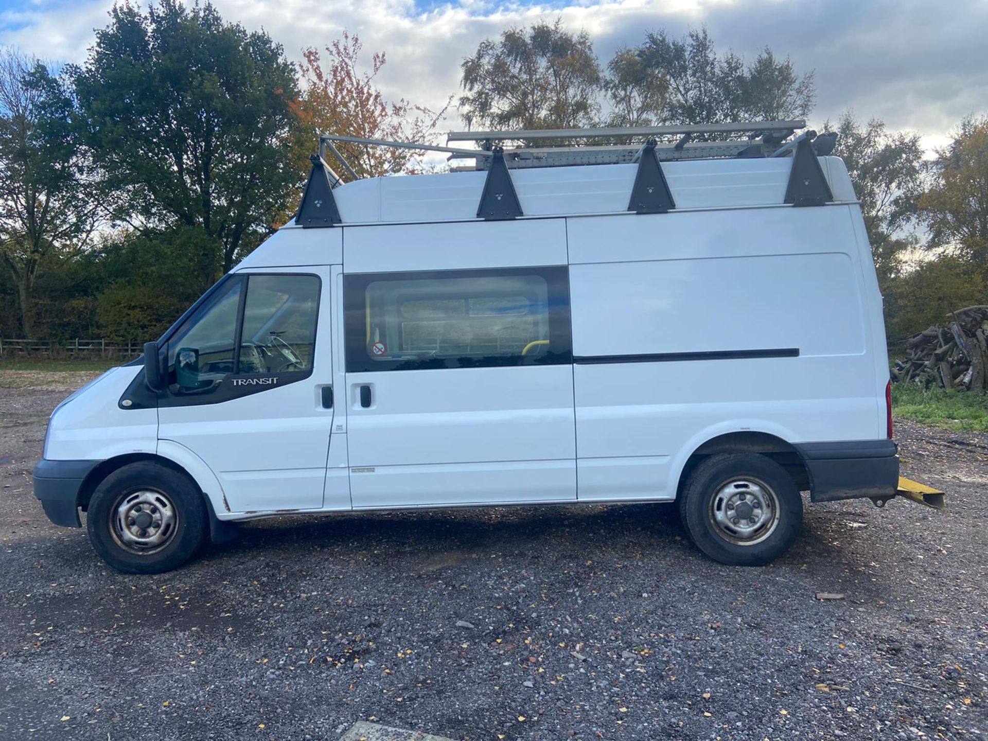 2013/13 REG FORD TRANSIT 100 T350 RWD 2.2 DIESEL WHITE WELFARE PANEL VAN, SHOWING 1 FORMER KEEPER - Image 4 of 11