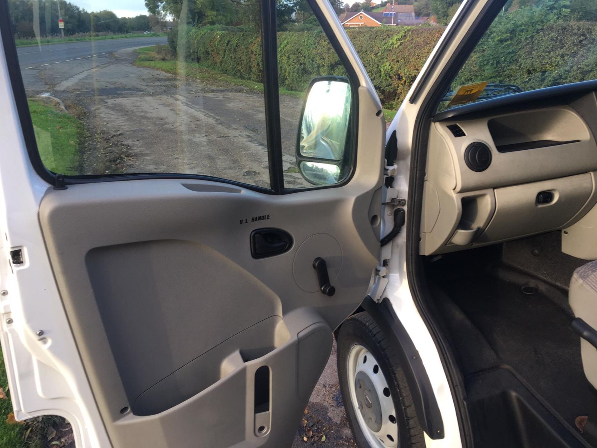 2006/06 REG RENAULT MASTER MM33 DCI 100 MWB MINIBUS 2.5 DIESEL, SHOWING 1 FORMER KEEPER *NO VAT* - Image 12 of 32