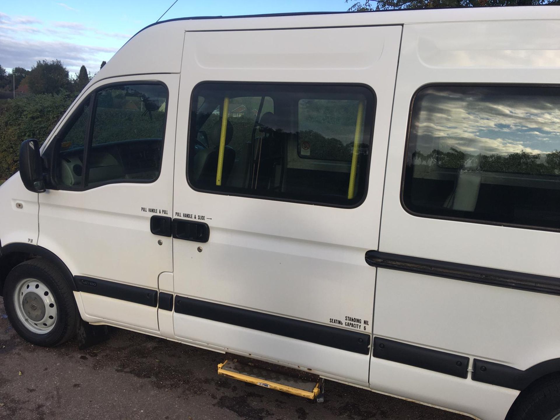 2006/06 REG RENAULT MASTER MM33 DCI 100 MWB MINIBUS 2.5 DIESEL, SHOWING 1 FORMER KEEPER *NO VAT* - Image 8 of 32