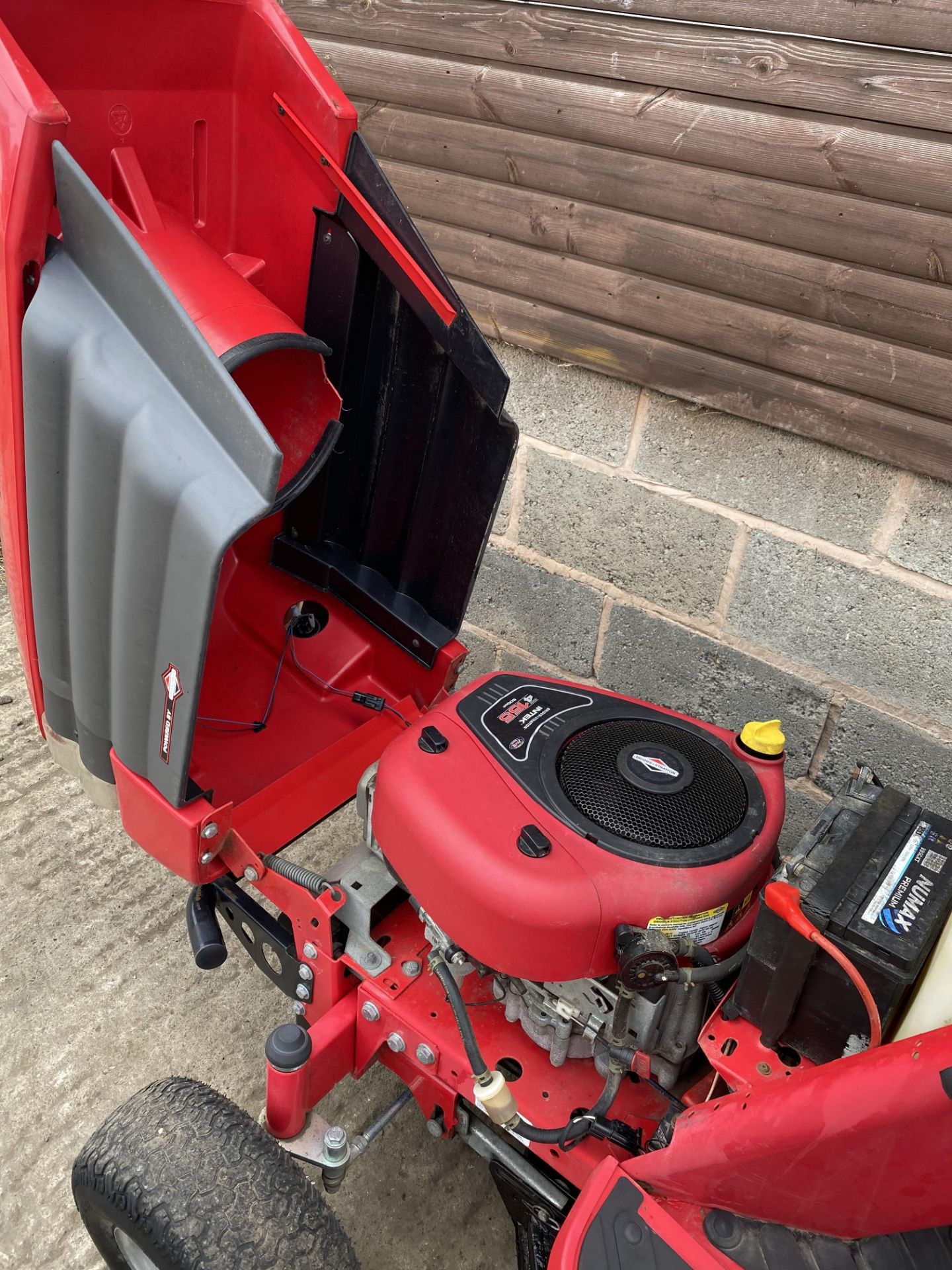 WESTWOOD S1500 RIDE ON LAWN MOWER, STARTS, RUNS AND DRIVES, HYDROSTATIC DRIVE *PLUS VAT* - Image 4 of 4