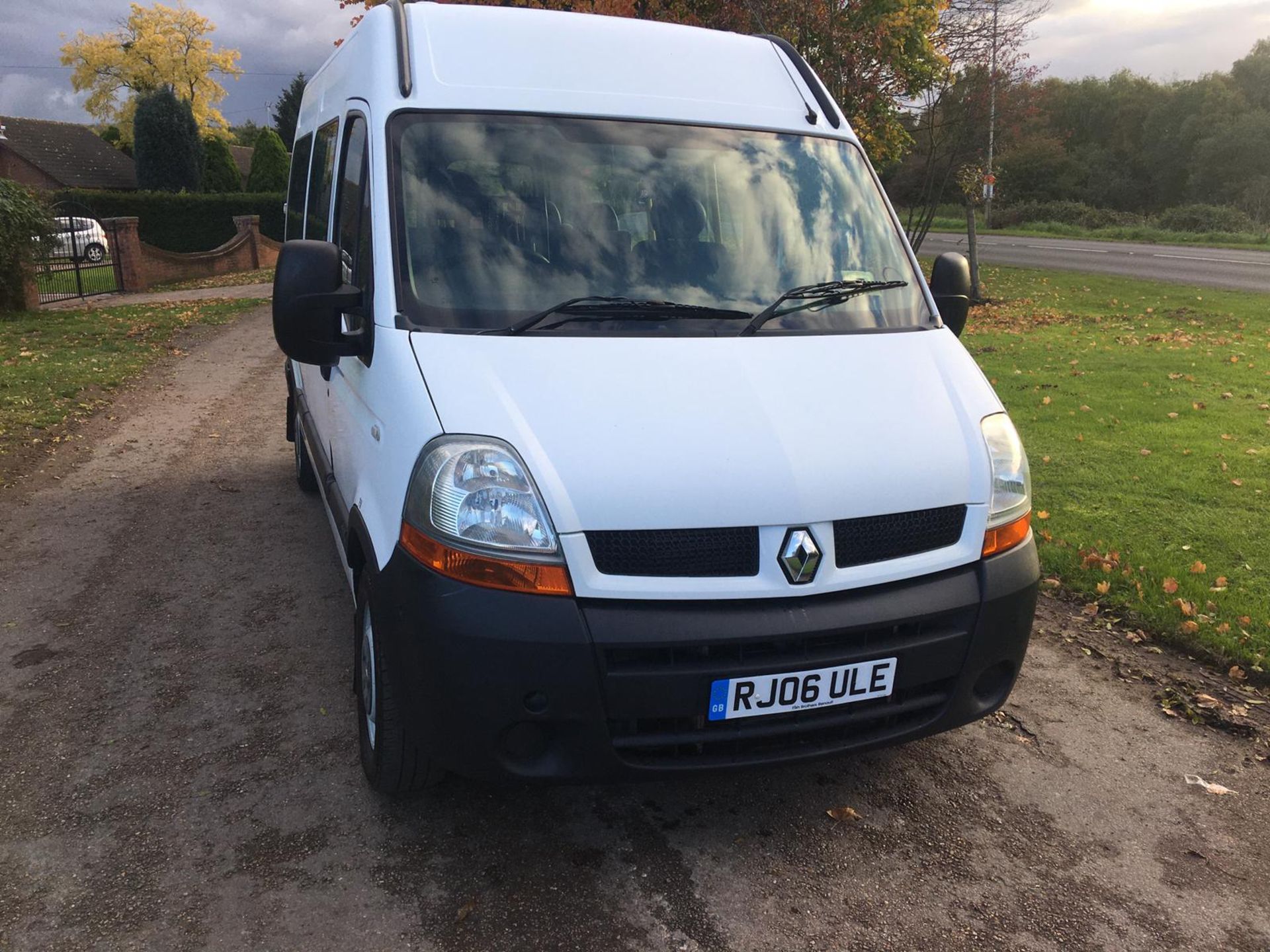 2006/06 REG RENAULT MASTER MM33 DCI 100 MWB MINIBUS 2.5 DIESEL, SHOWING 1 FORMER KEEPER *NO VAT* - Image 2 of 32