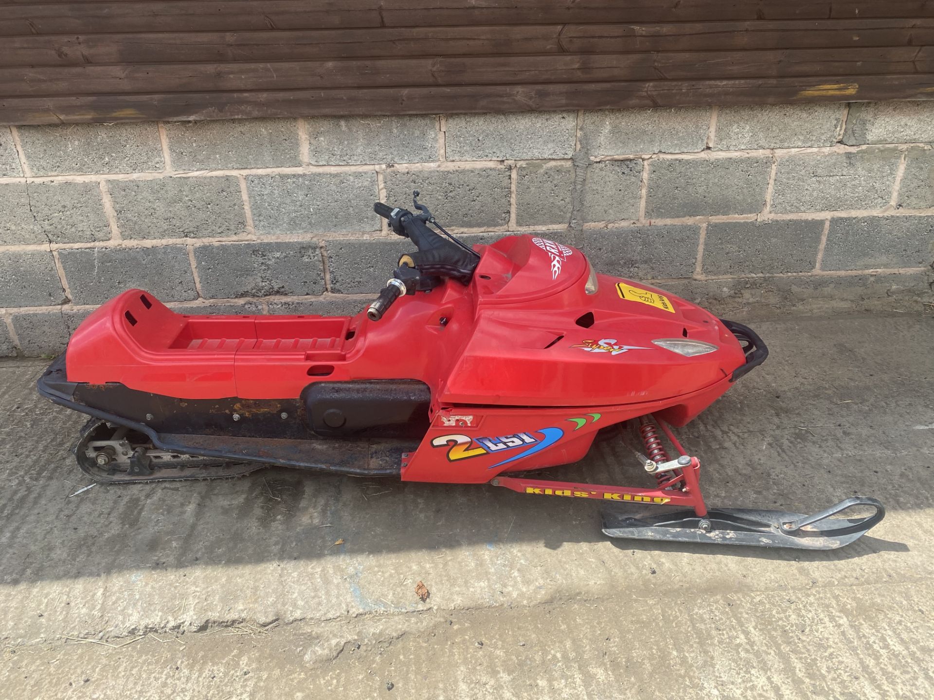 SNOW MOBILE PETROL, TRACK DRIVEN, PETROL ENGINE, HAD IT RUNNING BUT WILL NEED A SERVICE BEFORE USE