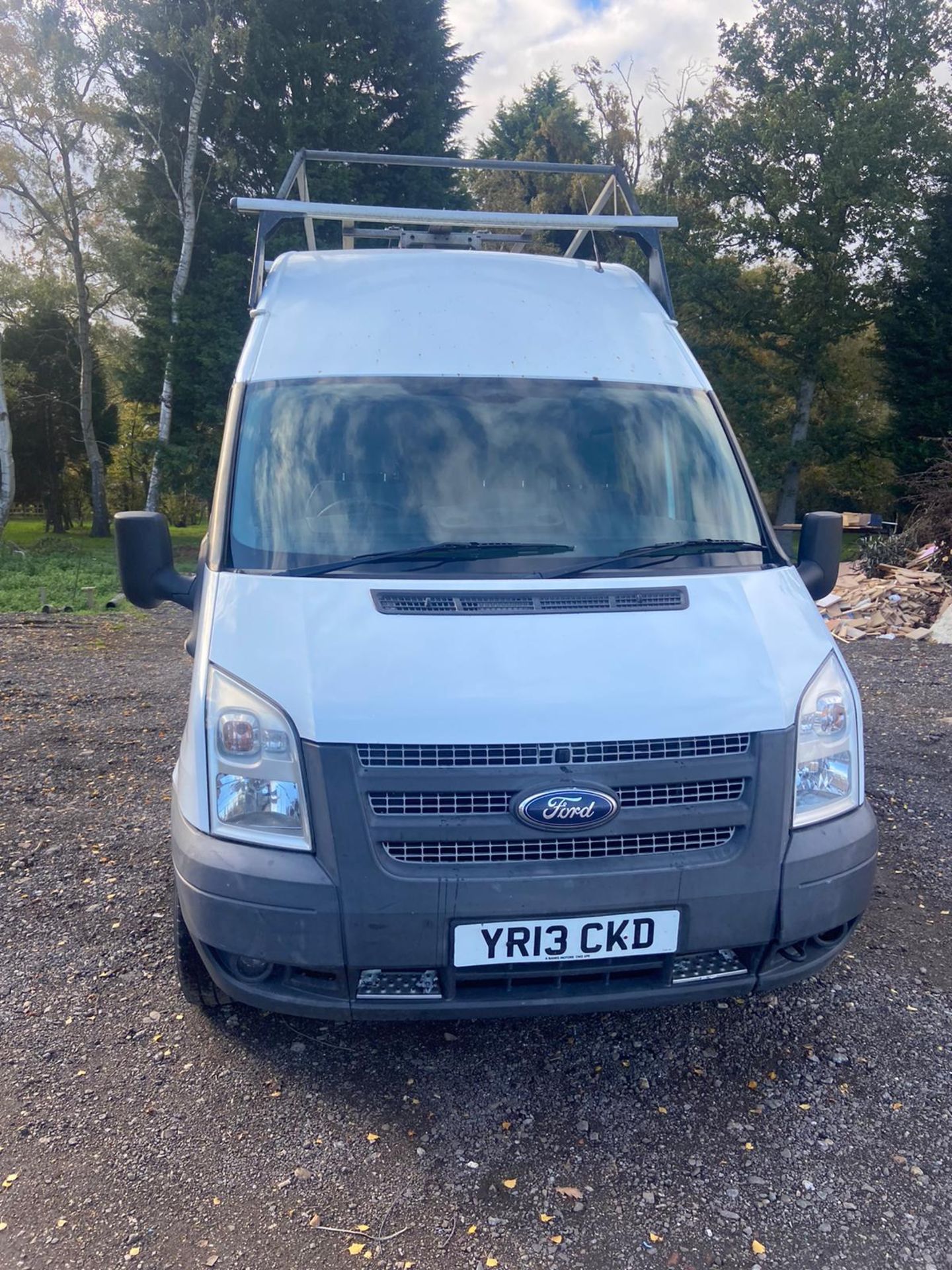 2013/13 REG FORD TRANSIT 100 T350 RWD 2.2 DIESEL WHITE WELFARE PANEL VAN, SHOWING 1 FORMER KEEPER - Image 2 of 11