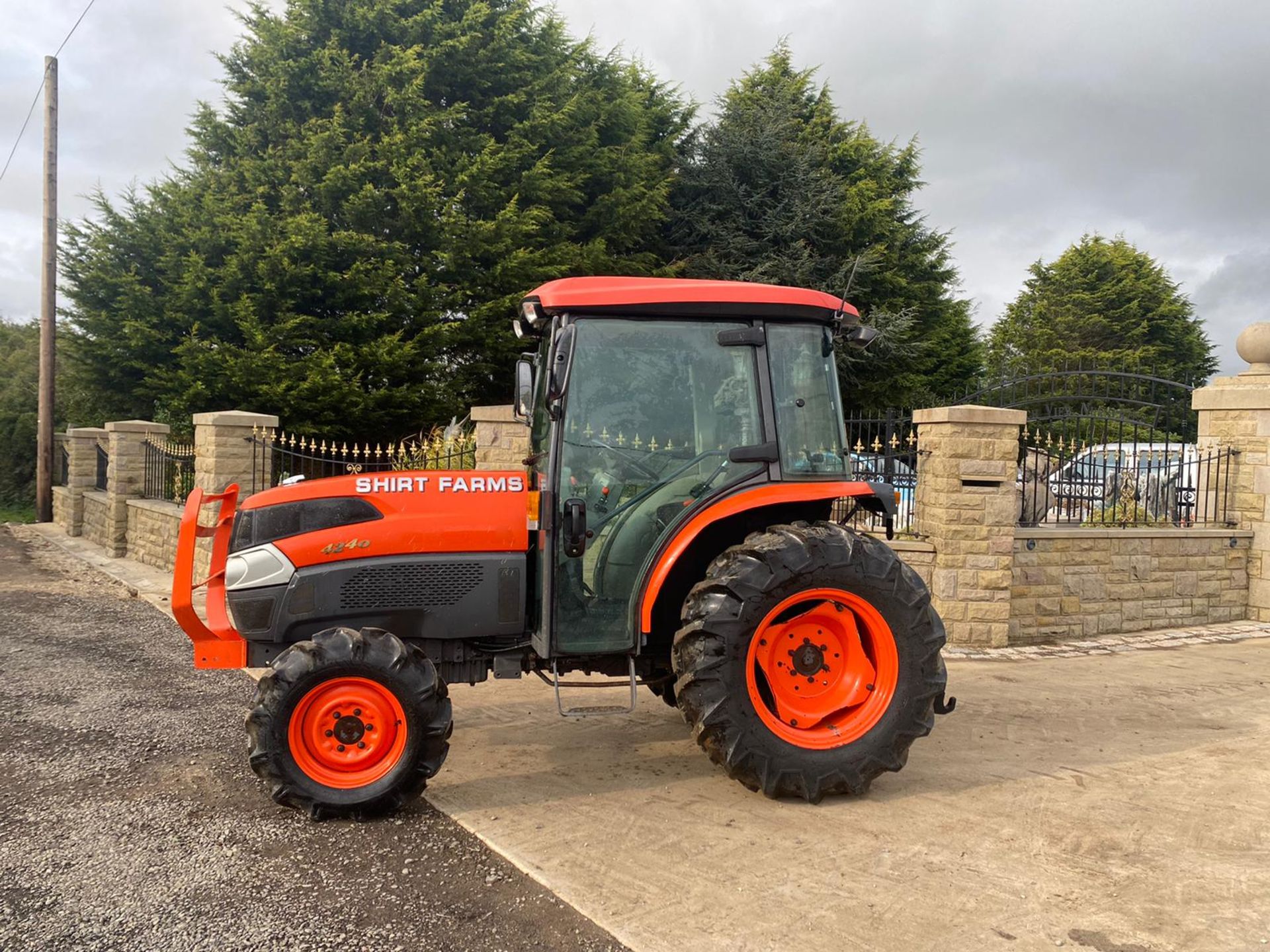 KUBOTA L4240 44HP TRACTOR, FULL GLASS CAB, LOW HOURS, GOOD TYRES, 4 WHEEL DRIVE, IN GOOD CONDITION