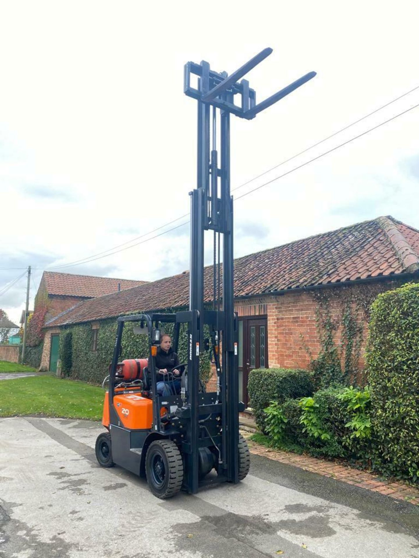 DOOSAN 2 TON GX GAS FORK LIFT, MODEL: G20G, 2015, TRIPLE MAST, SIDE SHIFT, CONTAINER SPEC, 944 HOURS - Image 11 of 11