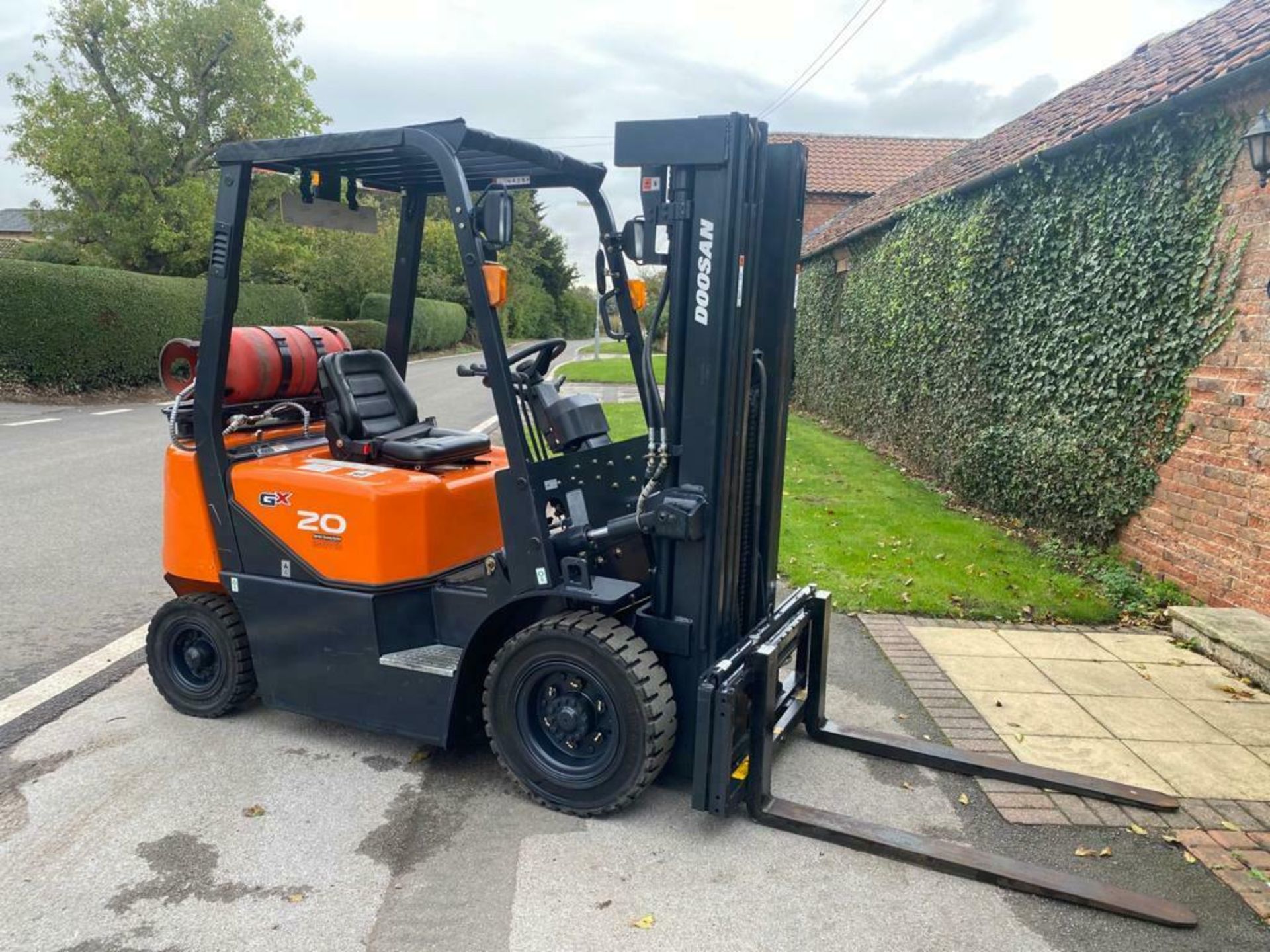 DOOSAN 2 TON GX GAS FORK LIFT, MODEL: G20G, 2015, TRIPLE MAST, SIDE SHIFT, CONTAINER SPEC, 944 HOURS