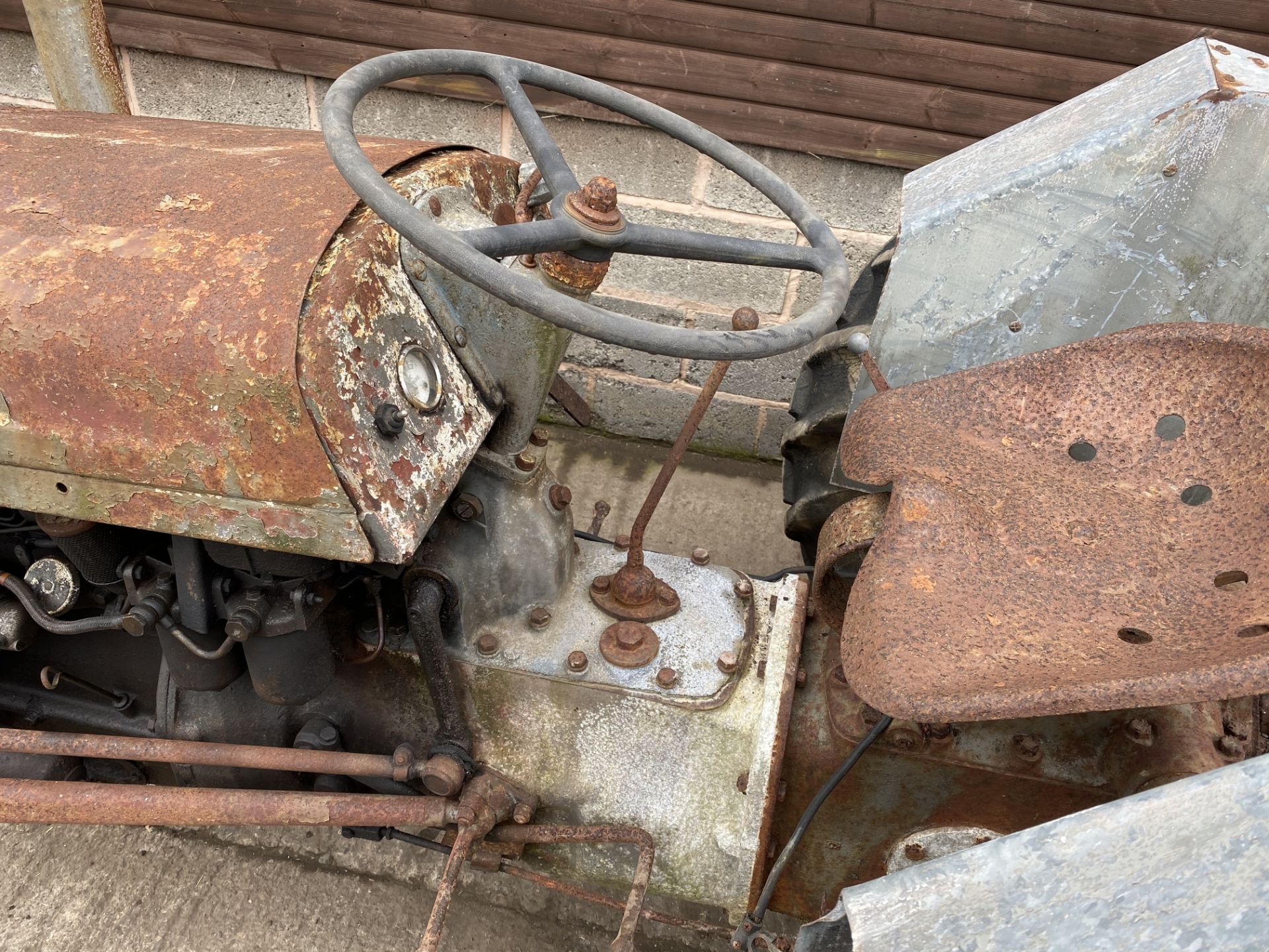 FERGUSON T20 DIESEL VINTAGE TRACTOR, IN NEED OF FULL RESTORATION, LOADING NO PROBLEM *PLUS VAT* - Image 2 of 3