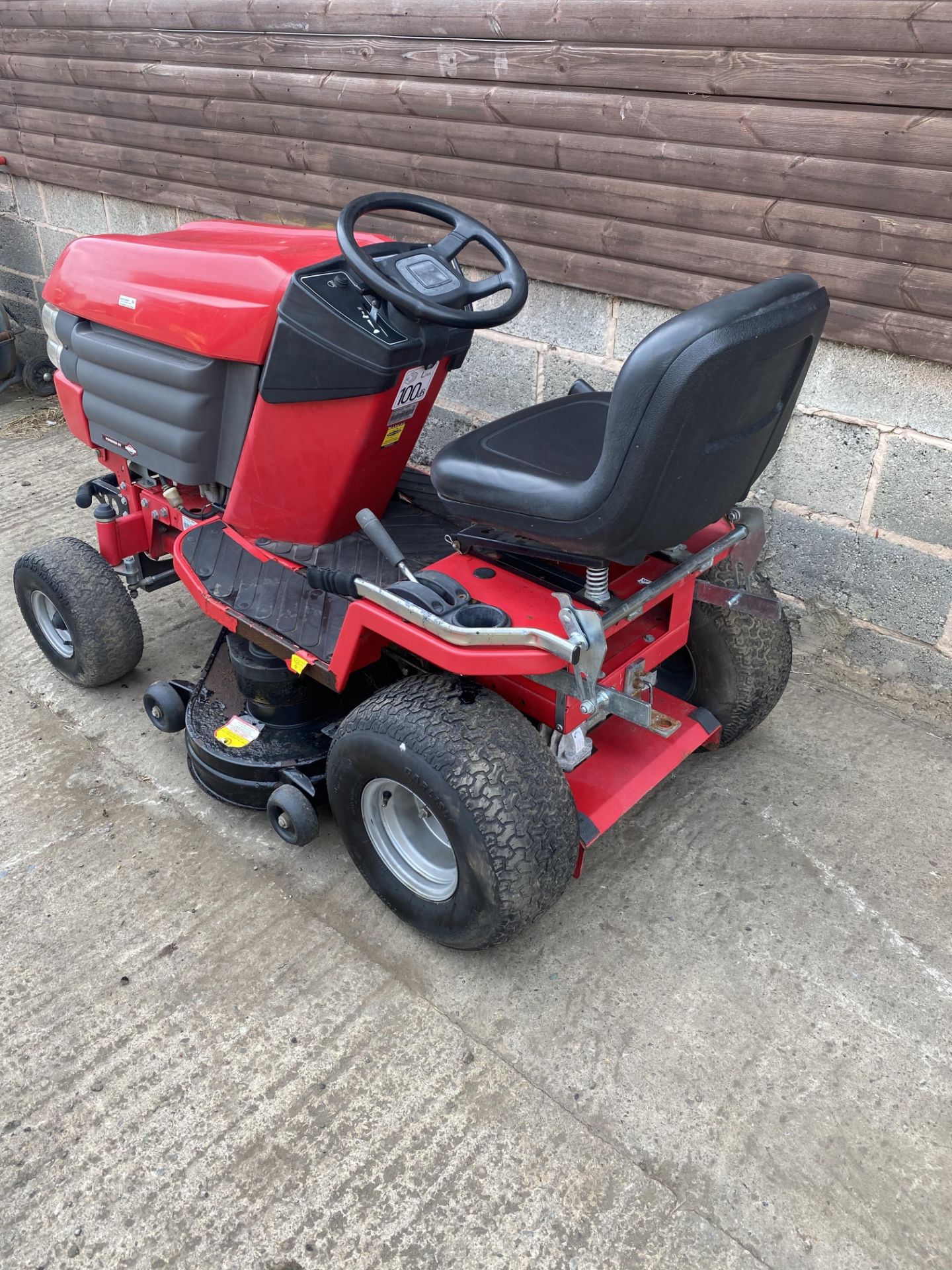 WESTWOOD S1500 RIDE ON LAWN MOWER, STARTS, RUNS AND DRIVES, HYDROSTATIC DRIVE *PLUS VAT* - Image 3 of 4