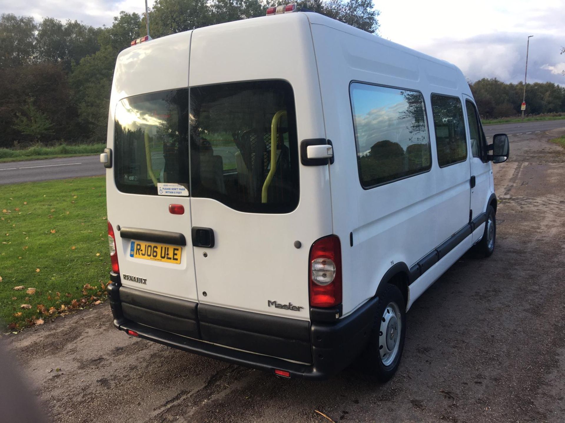 2006/06 REG RENAULT MASTER MM33 DCI 100 MWB MINIBUS 2.5 DIESEL, SHOWING 1 FORMER KEEPER *NO VAT* - Image 6 of 32