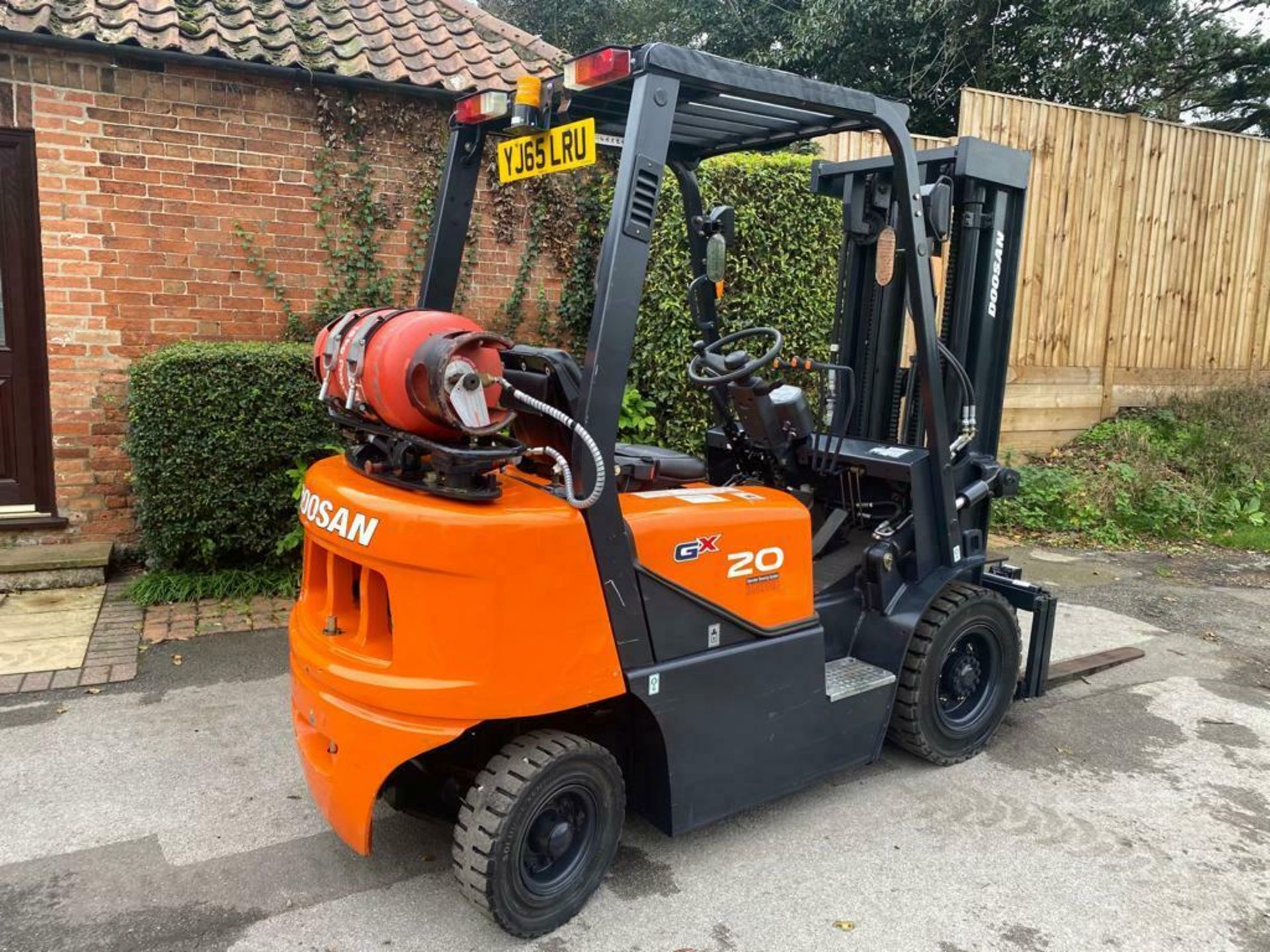 DOOSAN 2 TON GX GAS FORK LIFT, MODEL: G20G, 2015, TRIPLE MAST, SIDE SHIFT, CONTAINER SPEC, 944 HOURS - Image 9 of 11