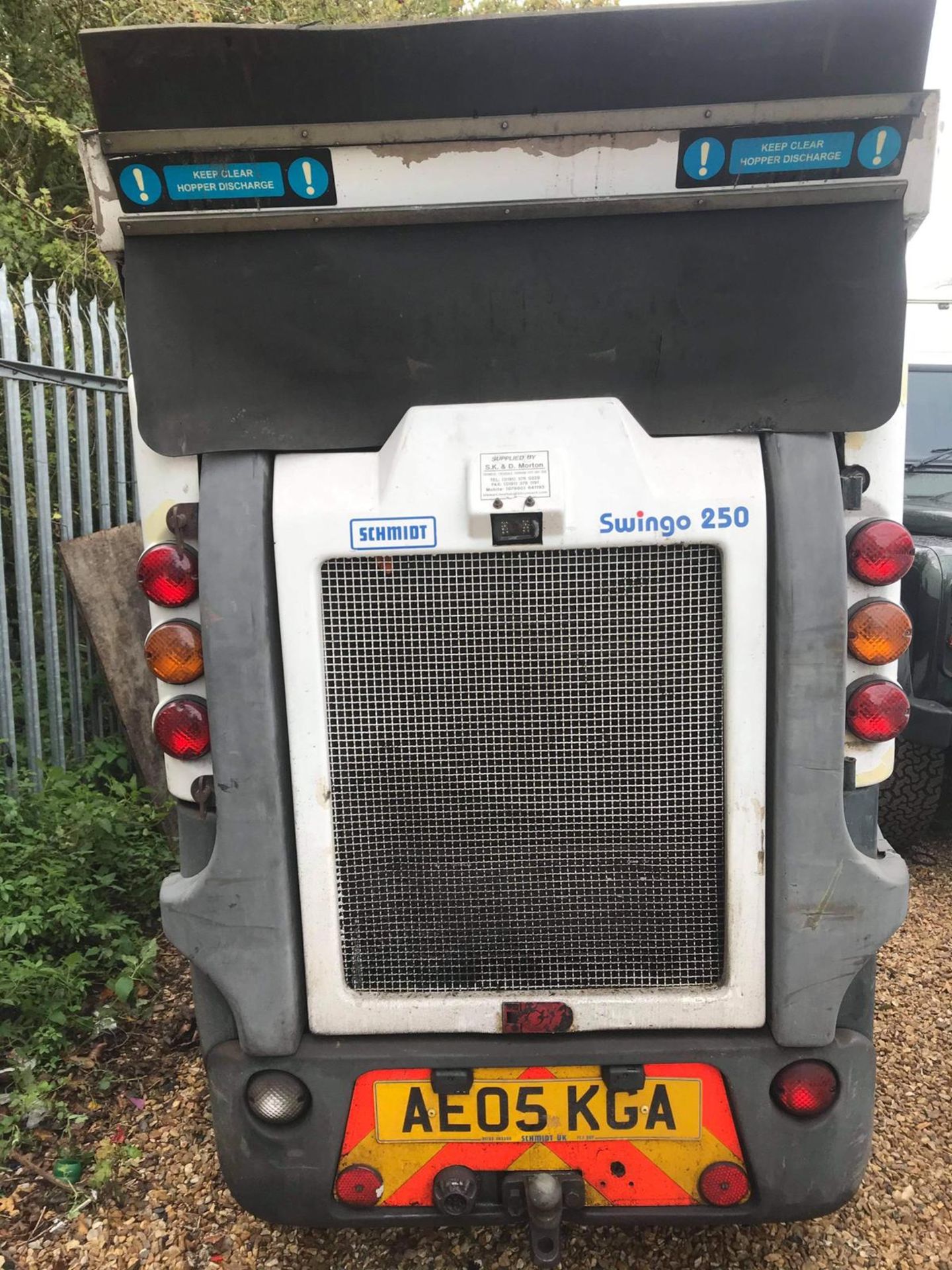 2005/05 REG SCHMIDT SWINGO 2.8 DIESEL WHITE STREET CLEANSING ROAD SWEEPER, SHOWING 1 FORMER KEEPER - Image 3 of 17