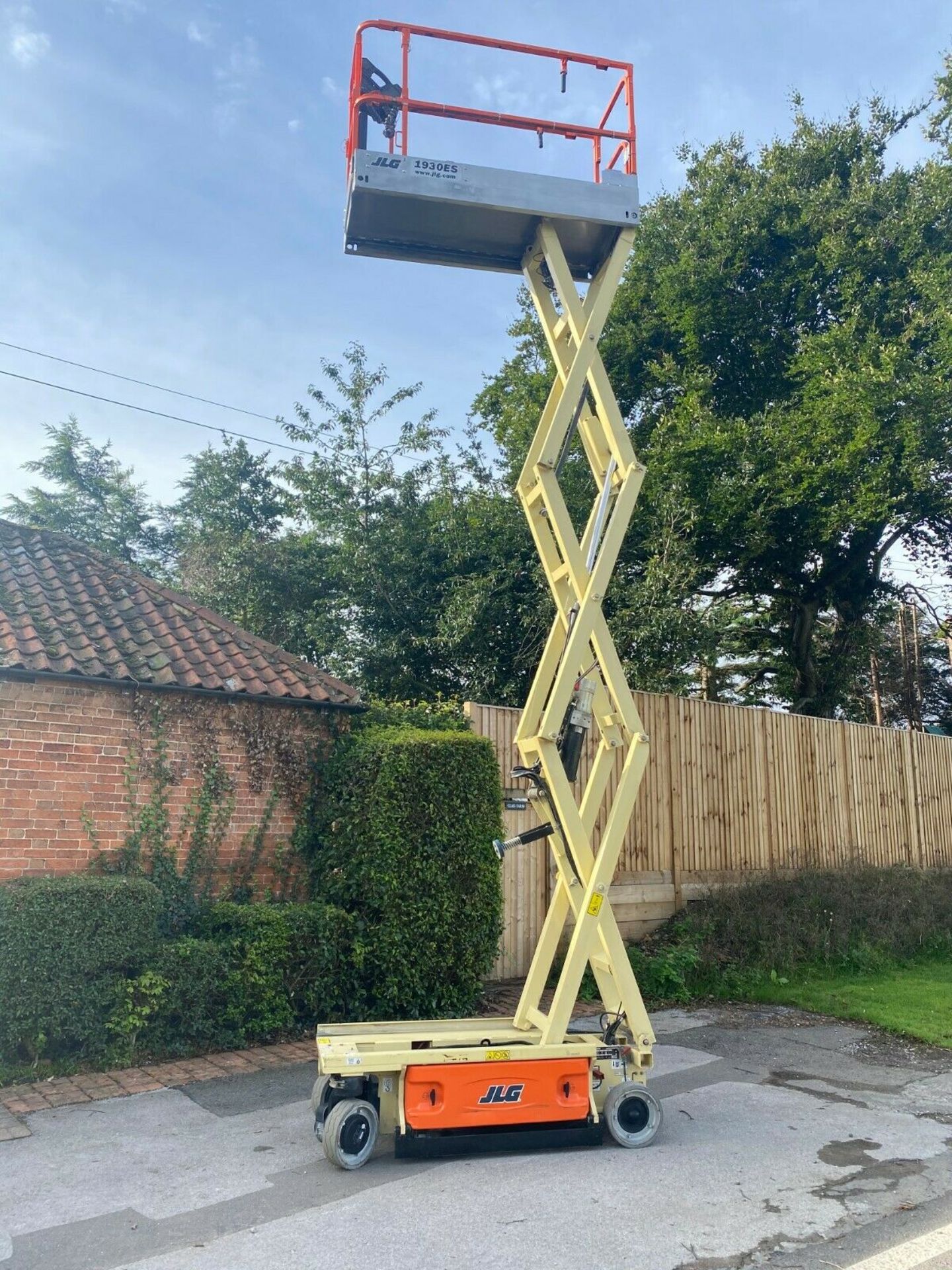 JLG 1930ES ACCESS PLATFORM SCISSOR LIFT, YEAR 2014, ONLY 135 HOURS *PLUS VAT* - Image 6 of 11