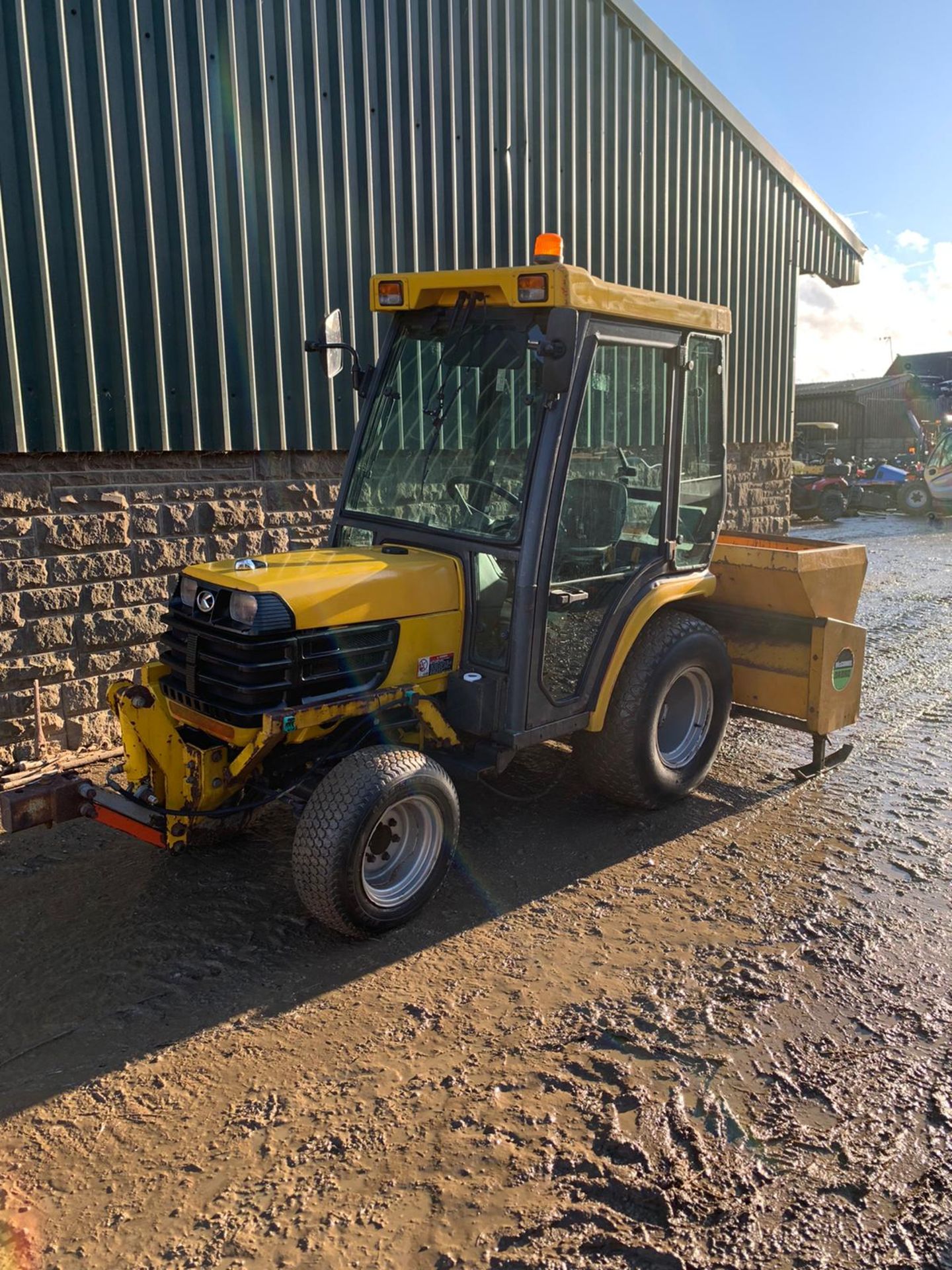 2005 KUBOTA B2110H COMPACT TRACTOR, RUNS, DRIVES AND WORKS, FULL GLASS CAB, ROAD LEGAL *PLUS VAT* - Image 2 of 6