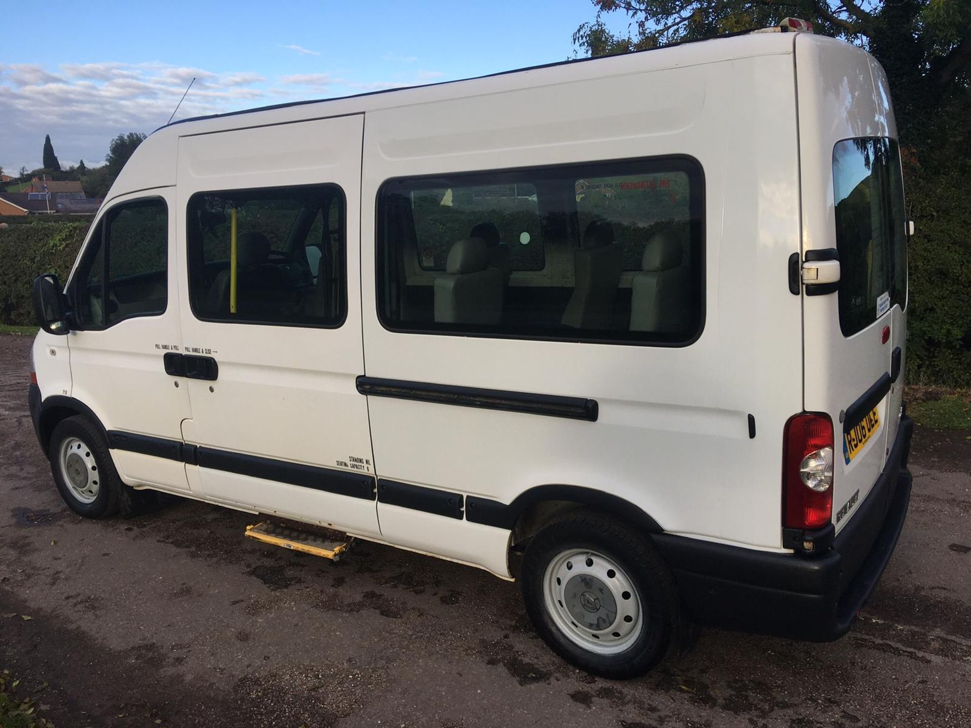 2006/06 REG RENAULT MASTER MM33 DCI 100 MWB MINIBUS 2.5 DIESEL, SHOWING 1 FORMER KEEPER *NO VAT* - Image 9 of 32