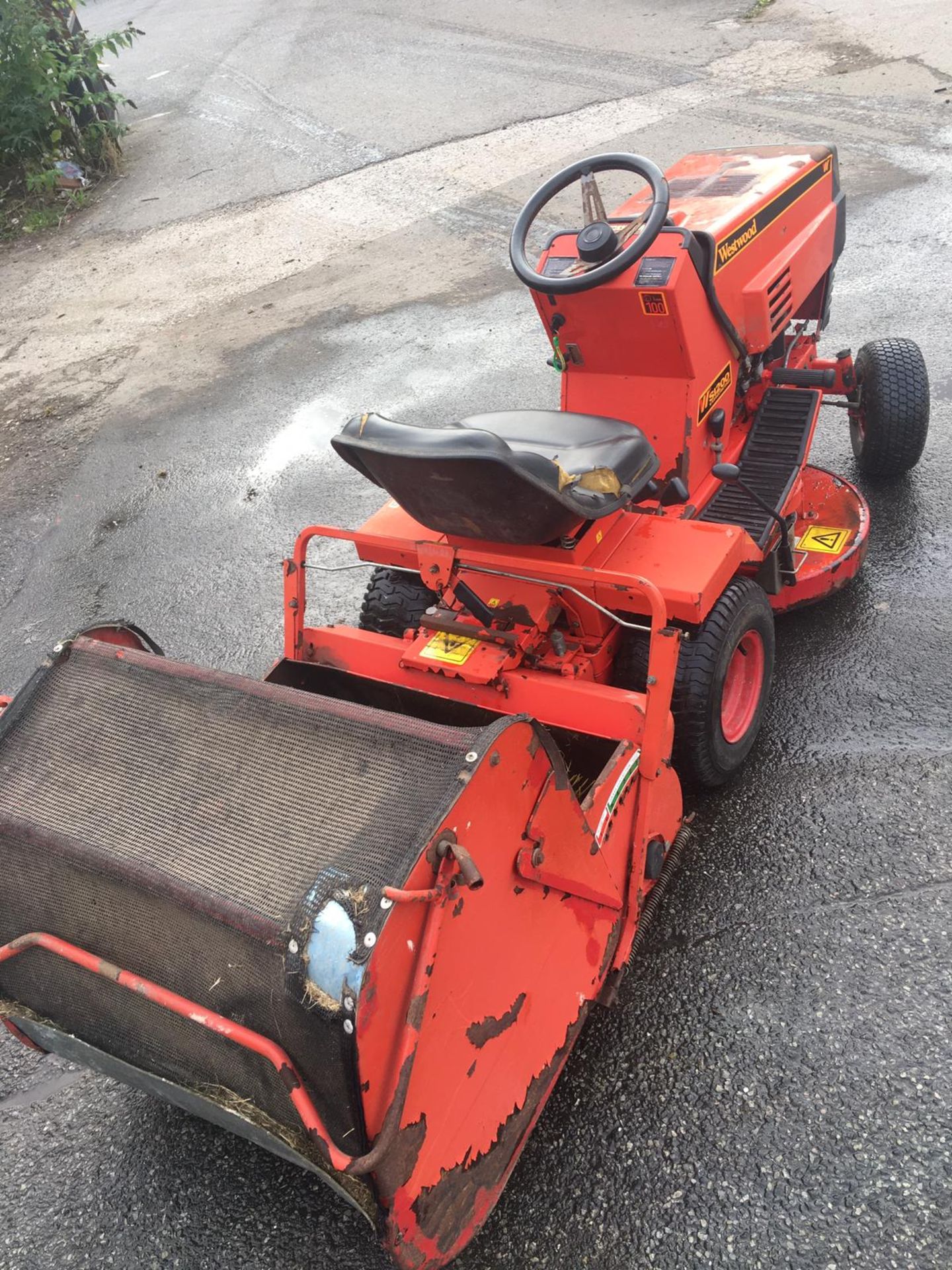 ALPINK ONE 63Y RIDE ON LAWN MOWER, ENGINE STARTS, BLADE RUNS BUT NO DRIVE *NO VAT* - Image 4 of 12