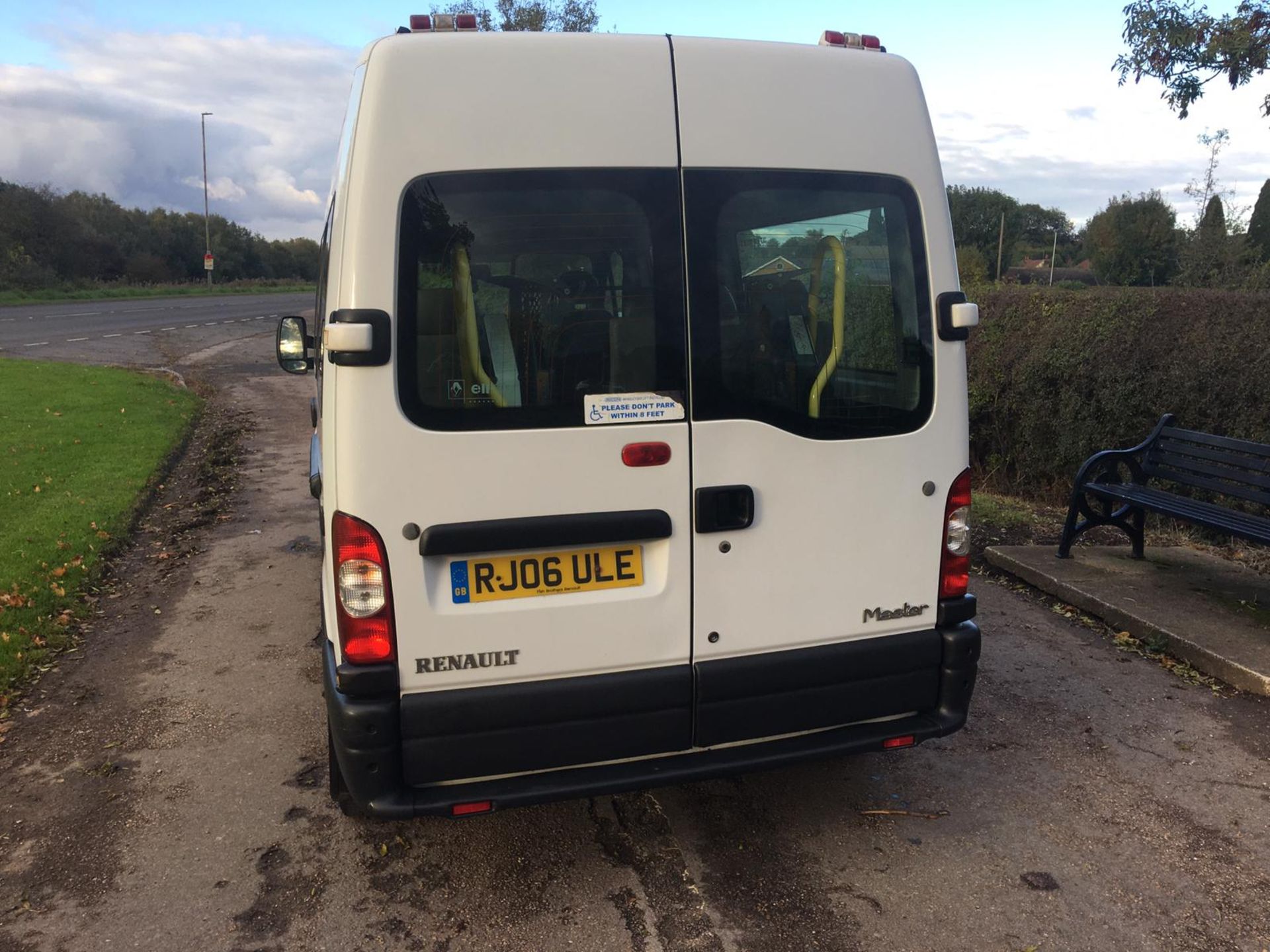 2006/06 REG RENAULT MASTER MM33 DCI 100 MWB MINIBUS 2.5 DIESEL, SHOWING 1 FORMER KEEPER *NO VAT* - Image 5 of 32