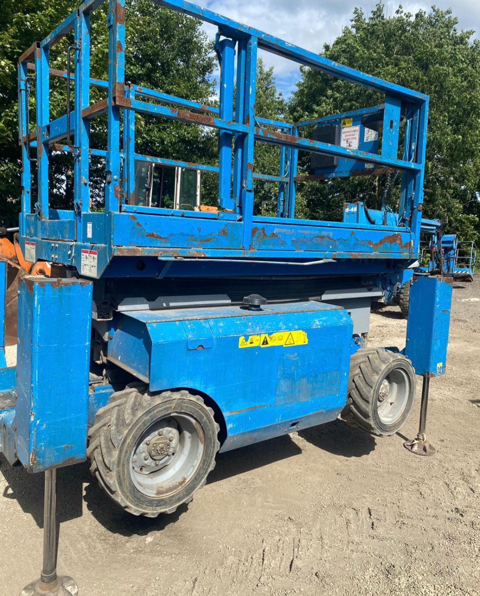 2007 GENIE GS-3268 SCISSOR LIFT, RUNS, DRIVES AND LIFTS, SHOWING 2990 HOURS, 4X4 *PLUS VAT* - Image 7 of 10