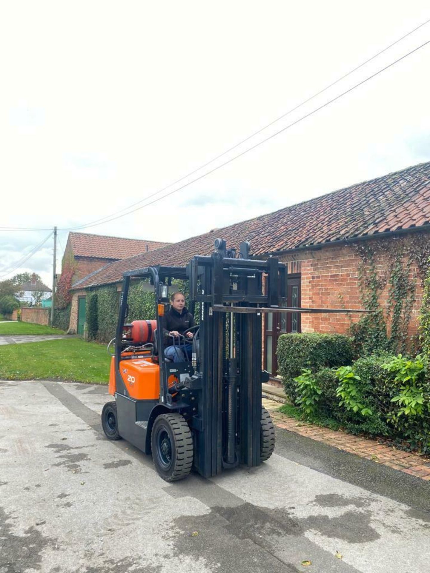 DOOSAN 2 TON GX GAS FORK LIFT, MODEL: G20G, 2015, TRIPLE MAST, SIDE SHIFT, CONTAINER SPEC, 944 HOURS - Image 10 of 11