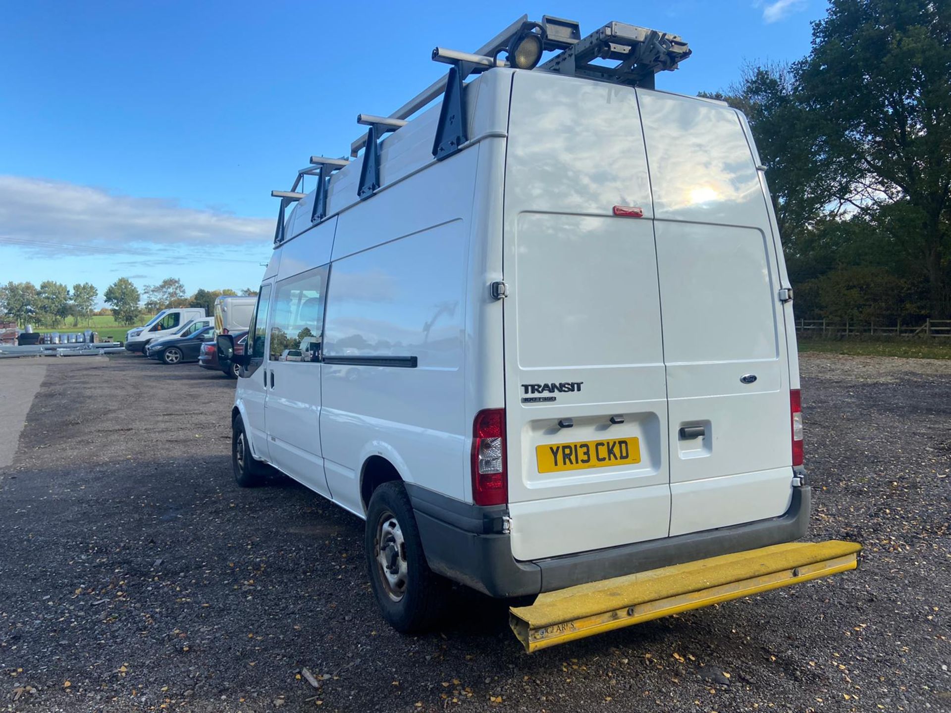 2013/13 REG FORD TRANSIT 100 T350 RWD 2.2 DIESEL WHITE WELFARE PANEL VAN, SHOWING 1 FORMER KEEPER - Image 5 of 11