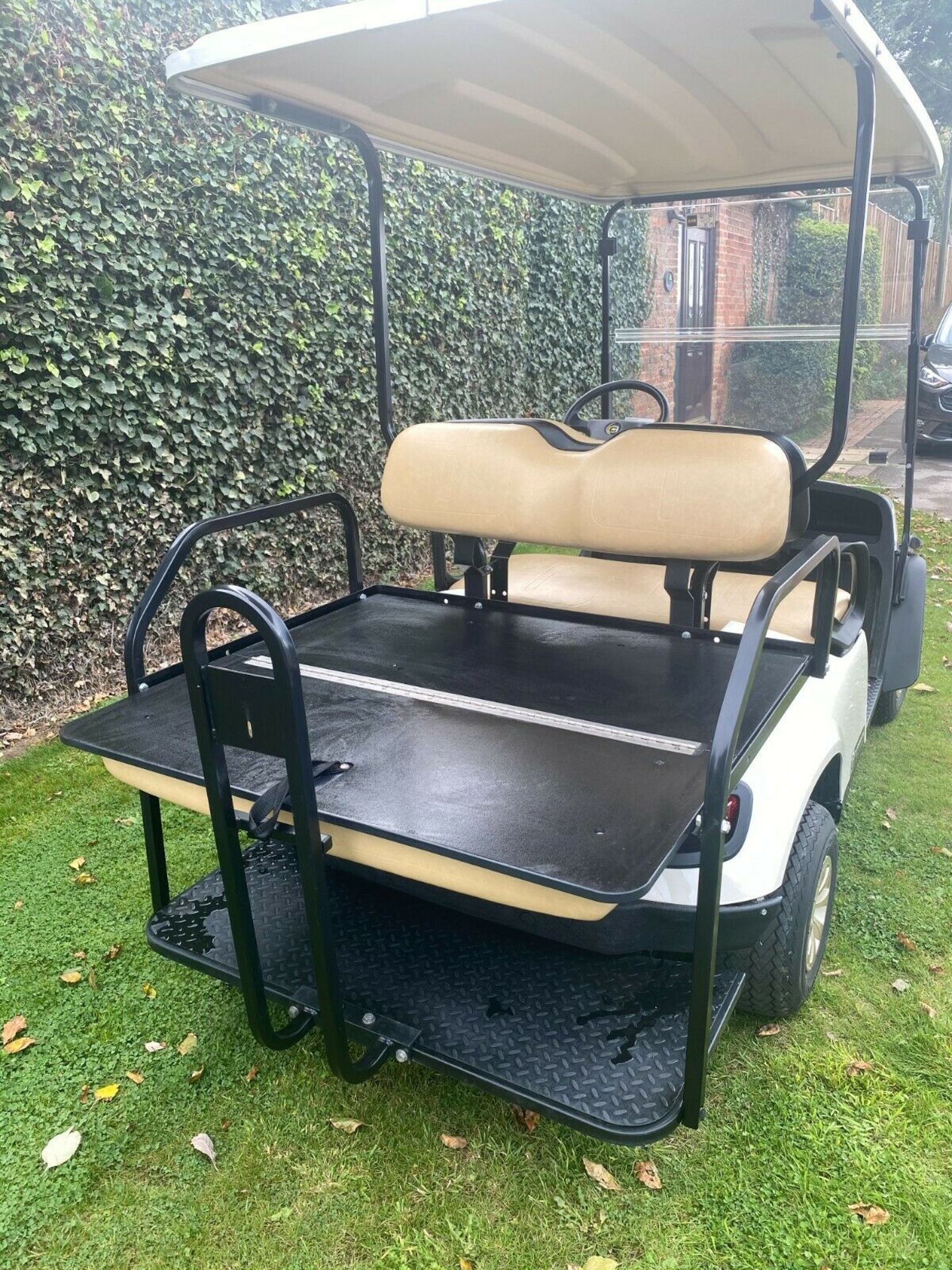 GOLF BUGGY CUSHMAN SHUTTLE 2 + 2, PETROL, 4 SEATER, ONLY 54 HOURS FROM NEW, PUCHASED NEW JUNE 2018 - Image 7 of 11