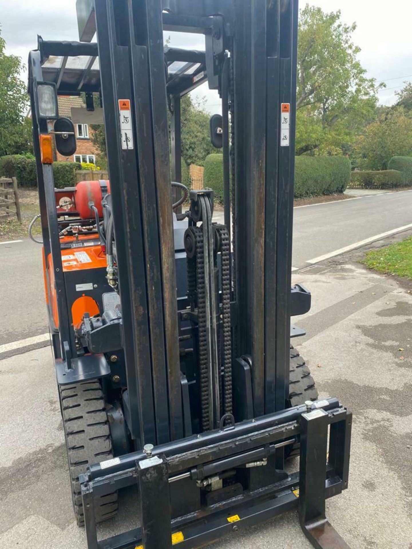 DOOSAN 2 TON GX GAS FORK LIFT, MODEL: G20G, 2015, TRIPLE MAST, SIDE SHIFT, CONTAINER SPEC, 944 HOURS - Image 7 of 11