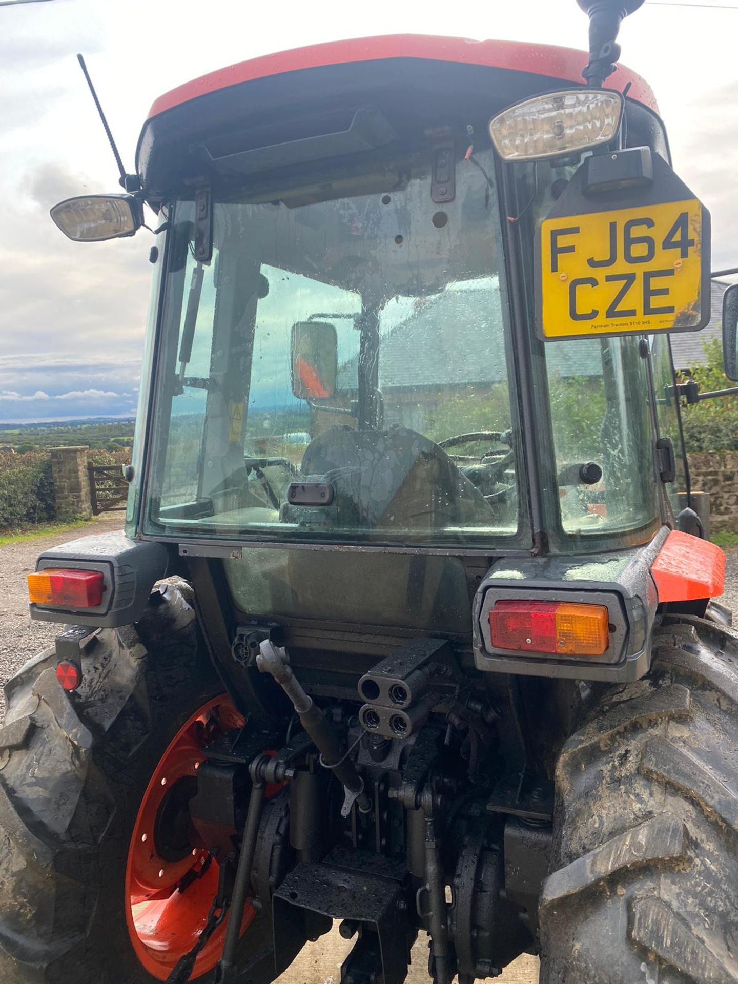 KUBOTA L4240 44HP TRACTOR, FULL GLASS CAB, LOW HOURS, GOOD TYRES, 4 WHEEL DRIVE, IN GOOD CONDITION - Image 5 of 8