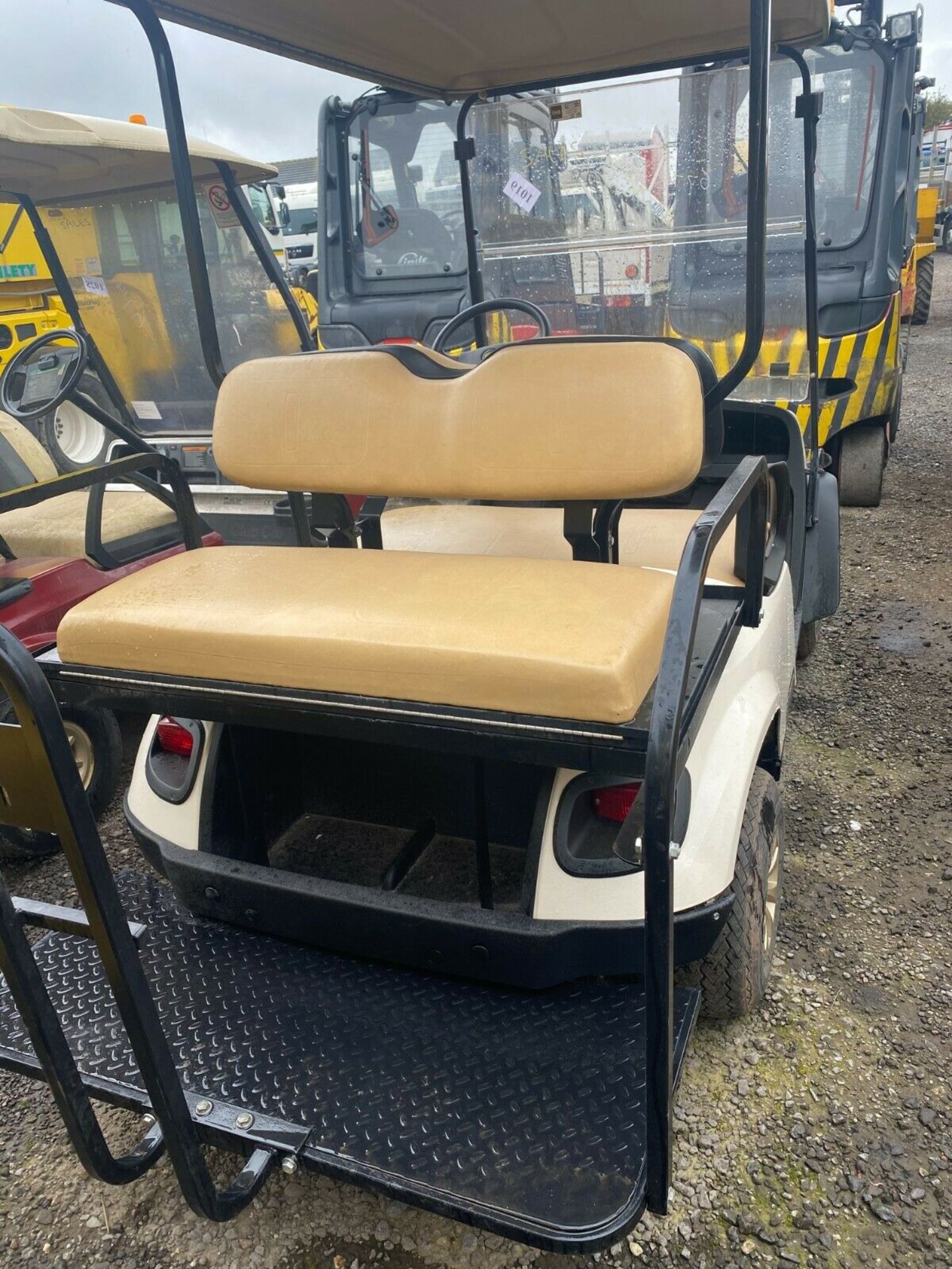 GOLF BUGGY CUSHMAN SHUTTLE 2 + 2, PETROL, 4 SEATER, ONLY 54 HOURS FROM NEW, PUCHASED NEW JUNE 2018 - Image 9 of 11