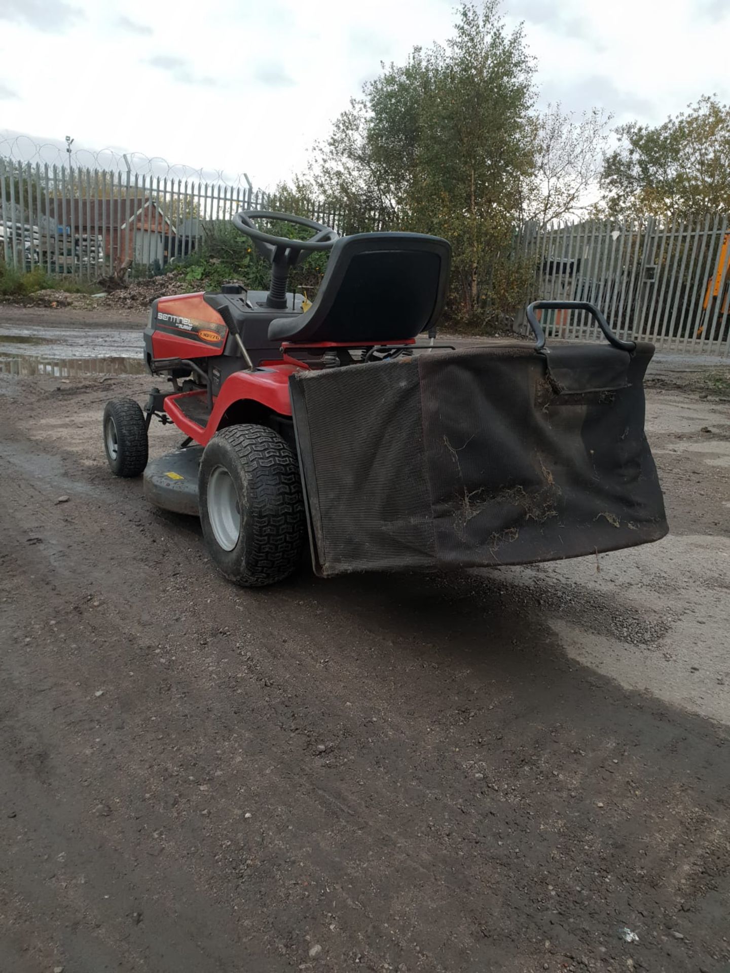 SENTINEL BY MURRAY 130 IC 76 RIDE ON LAWN MOWER WITH COLLECTOR, WORKING ORDER *NO VAT* - Image 10 of 10