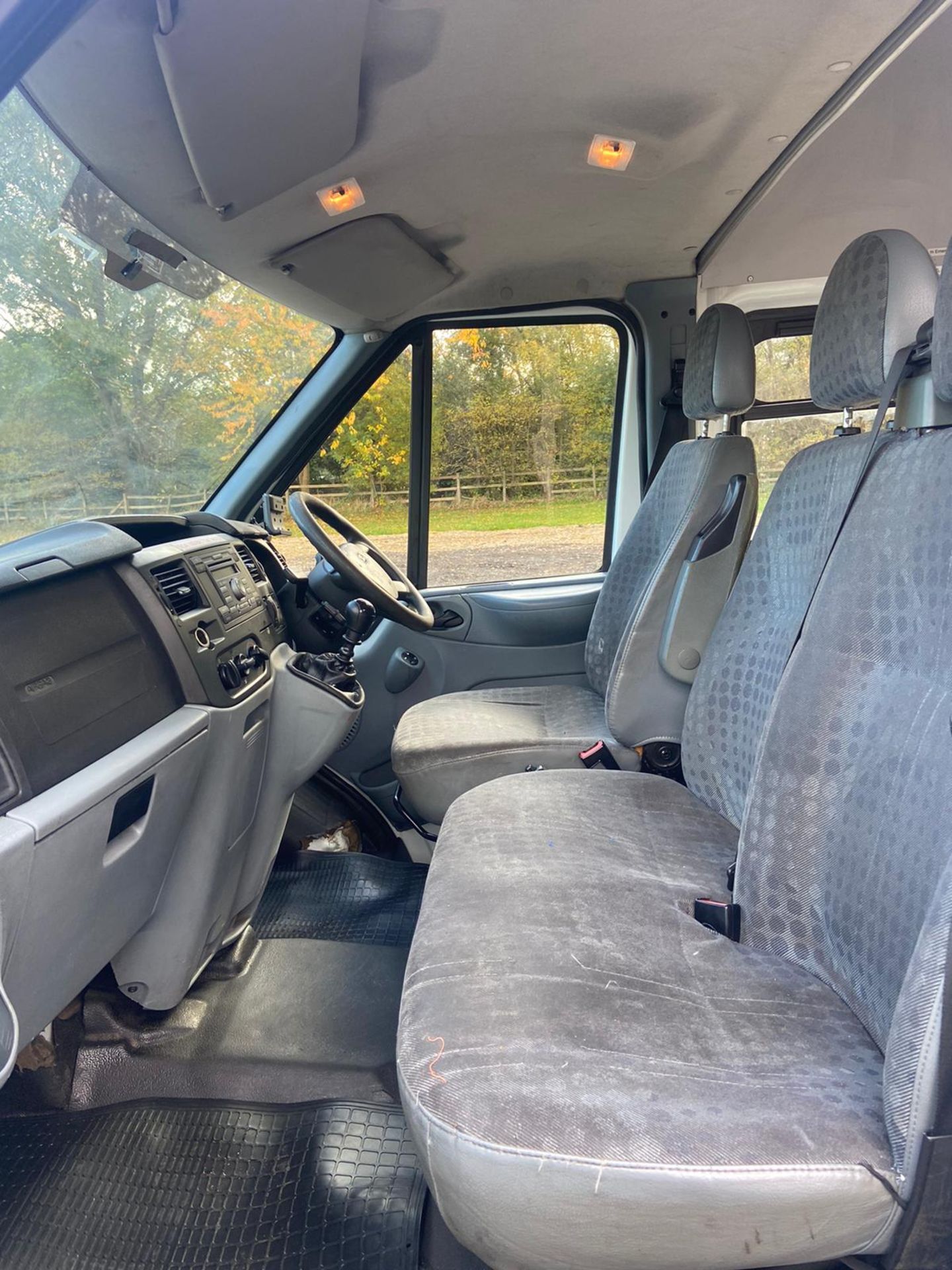 2013/13 REG FORD TRANSIT 100 T350 RWD 2.2 DIESEL WHITE WELFARE PANEL VAN, SHOWING 1 FORMER KEEPER - Image 11 of 11