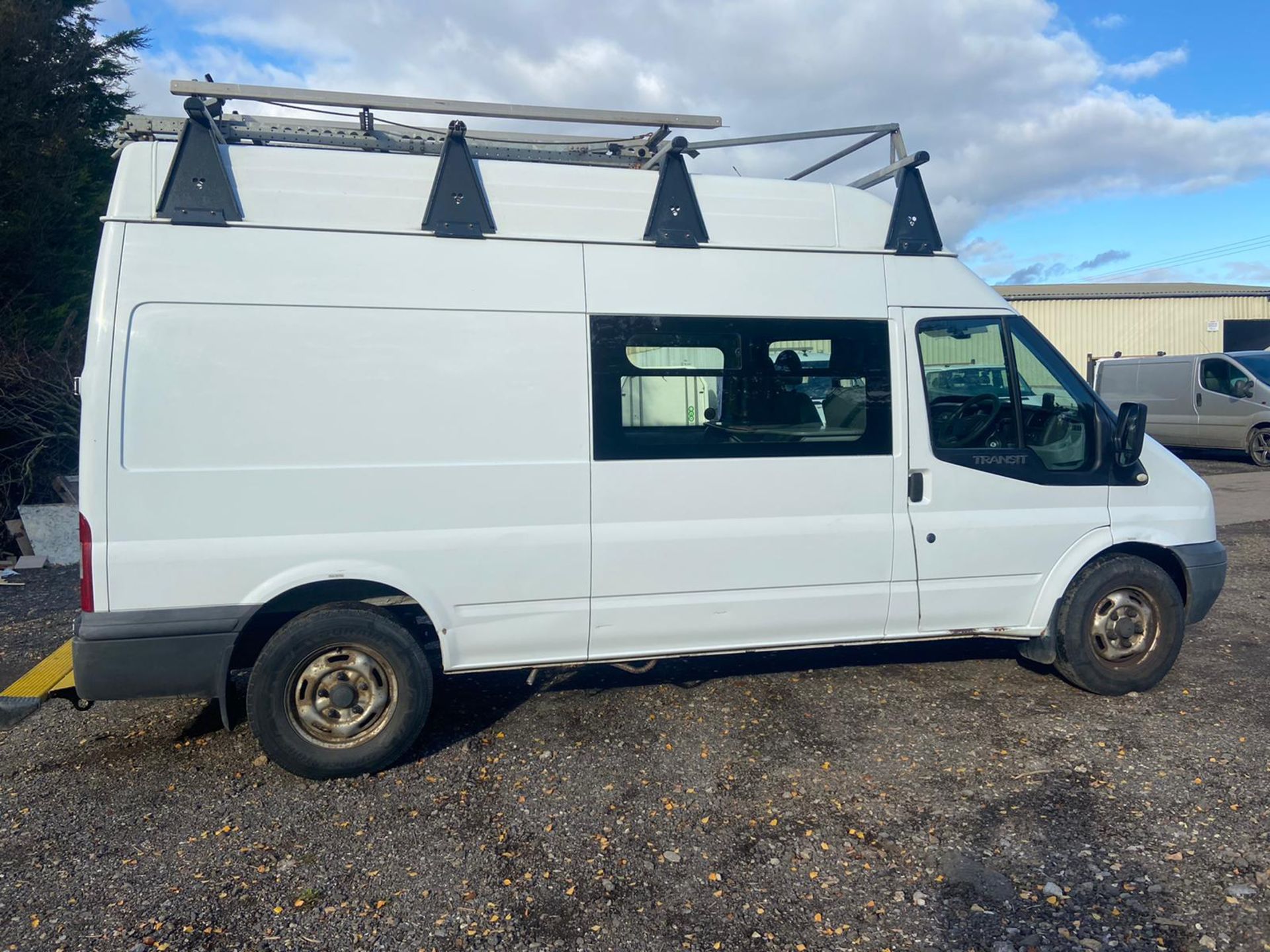 2013/13 REG FORD TRANSIT 100 T350 RWD 2.2 DIESEL WHITE WELFARE PANEL VAN, SHOWING 1 FORMER KEEPER - Image 7 of 11