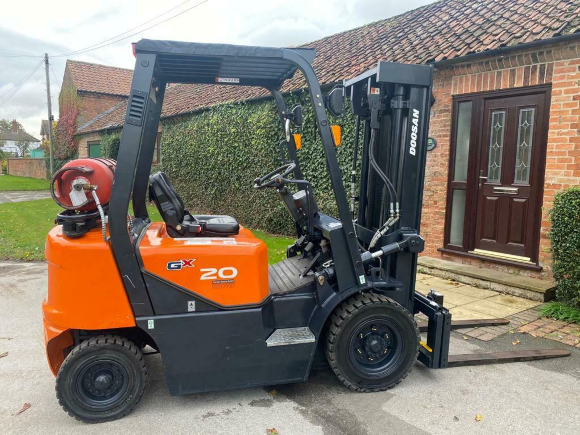 DOOSAN 2 TON GX GAS FORK LIFT, MODEL: G20G, 2015, TRIPLE MAST, SIDE SHIFT, CONTAINER SPEC, 944 HOURS - Image 3 of 11