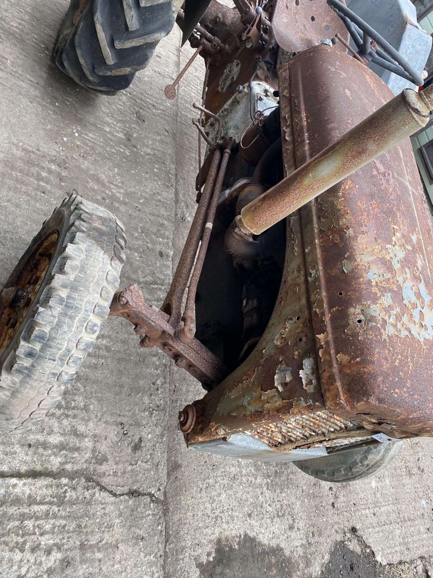 FERGUSON T20 DIESEL VINTAGE TRACTOR, IN NEED OF FULL RESTORATION, LOADING NO PROBLEM *PLUS VAT* - Image 3 of 3