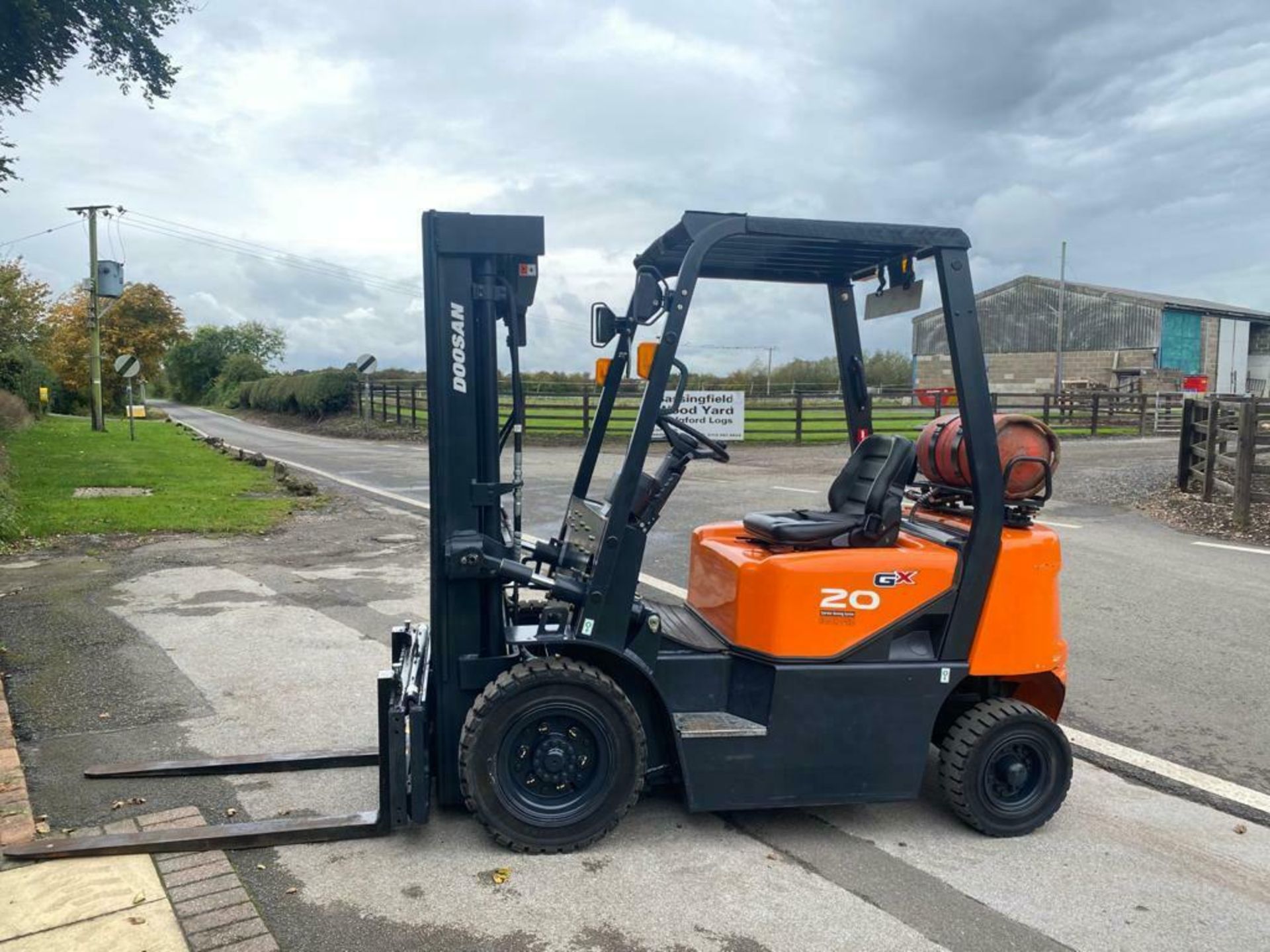 DOOSAN 2 TON GX GAS FORK LIFT, MODEL: G20G, 2015, TRIPLE MAST, SIDE SHIFT, CONTAINER SPEC, 944 HOURS - Image 2 of 11