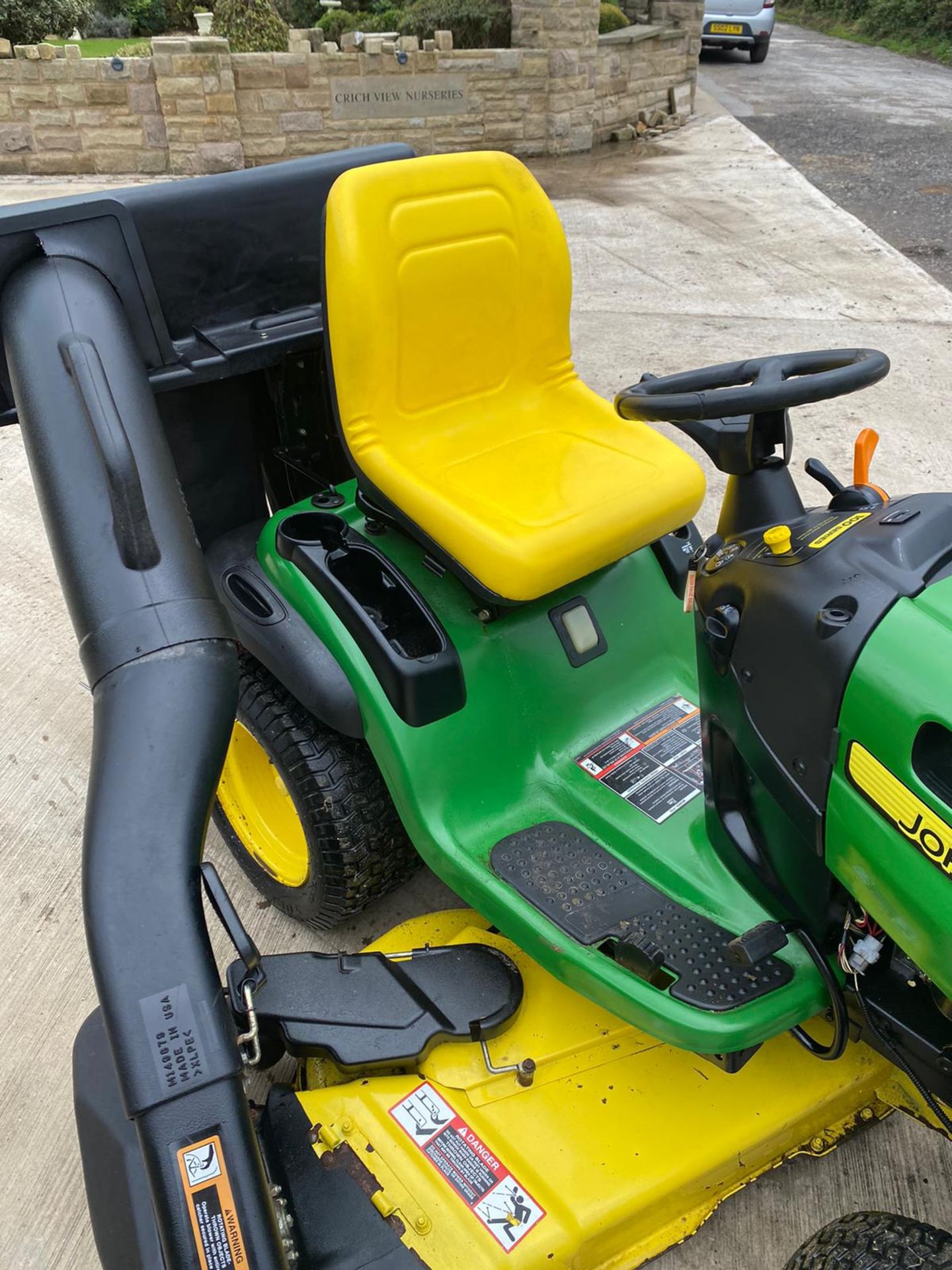 JOHN DEERE LA150 RIDE ON LAWN MOWER, RUNS AND WORKS WELL, 54 INCH CUTTING DECK *NO VAT* - Image 4 of 7