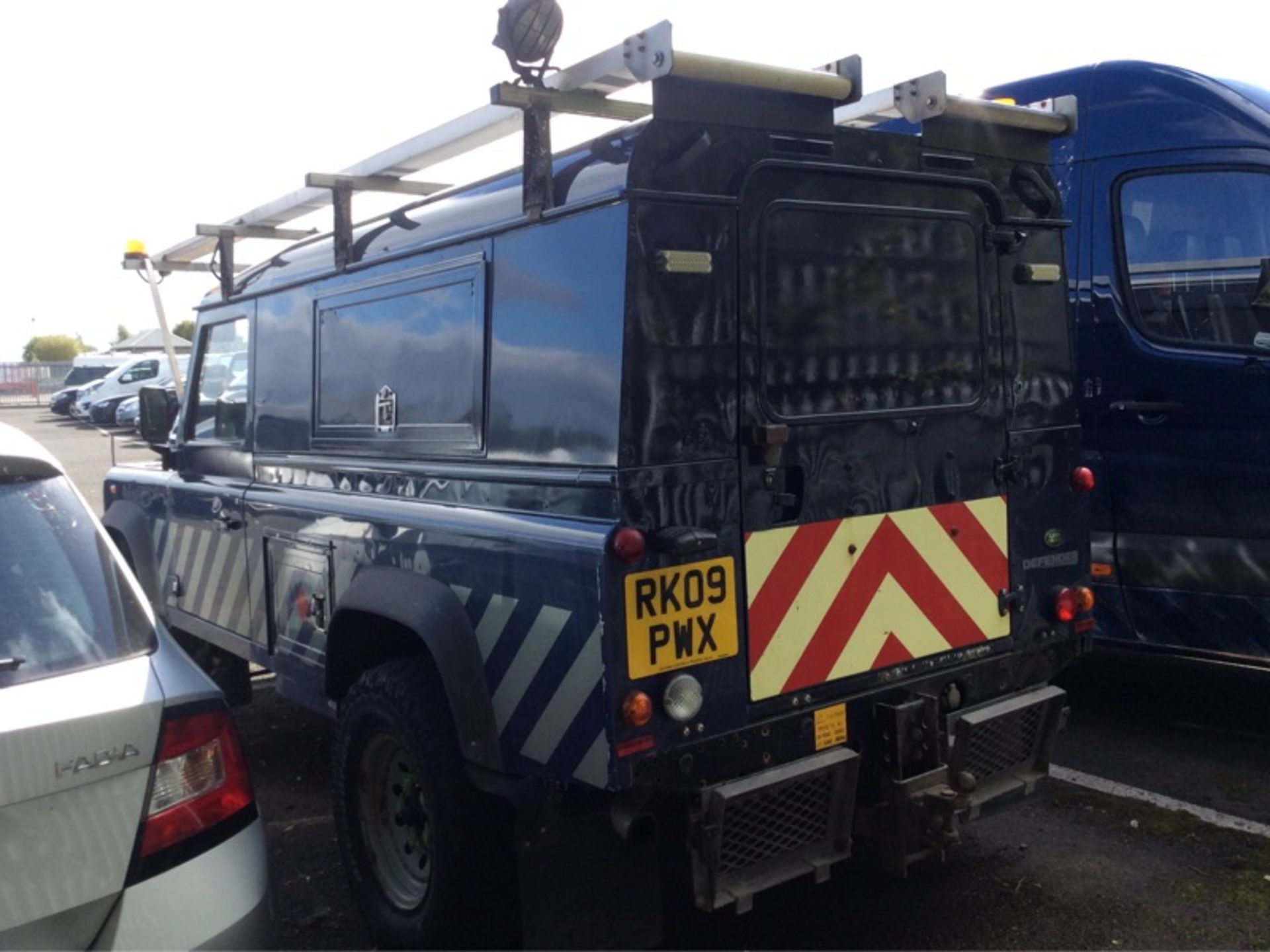 2009/09 REG LAND ROVER DEFENDER 110 HARDTOP 2.4 DIESEL LIGHT 4X4 UTILITY, SHOWING 1 FORMER KEEPER - Image 3 of 8