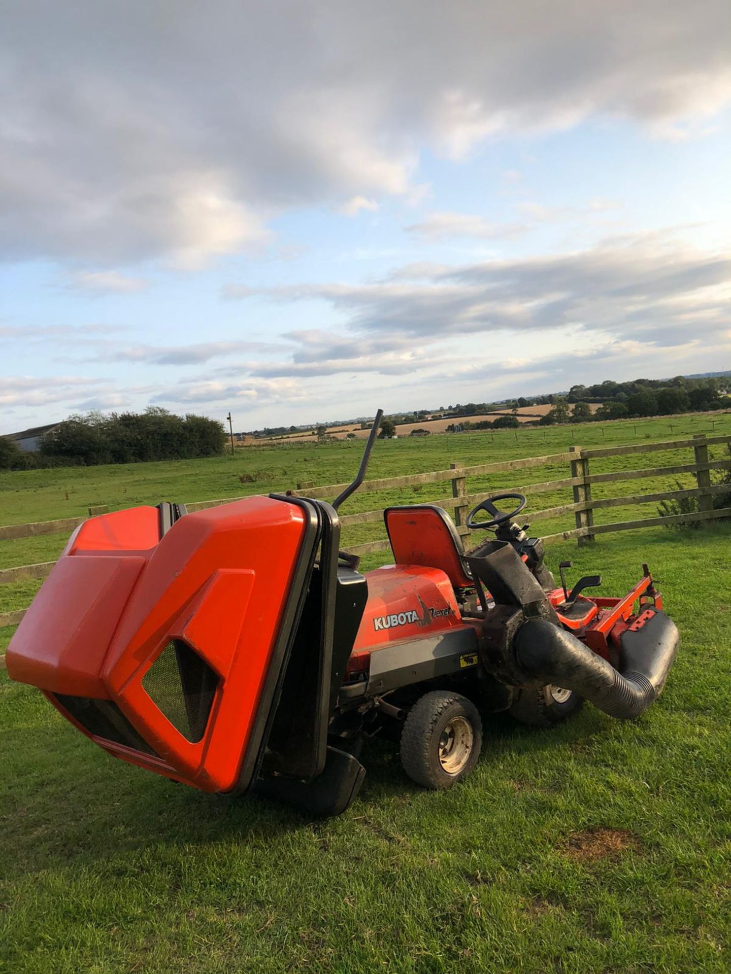 KUBOTA F1900 OUTFRONT DECK MOWER COLLECTOR, RUNS, DRIVES, CUTS, 4WD, DIESEL, LOW HOURS 900 *NO VAT* - Image 2 of 4