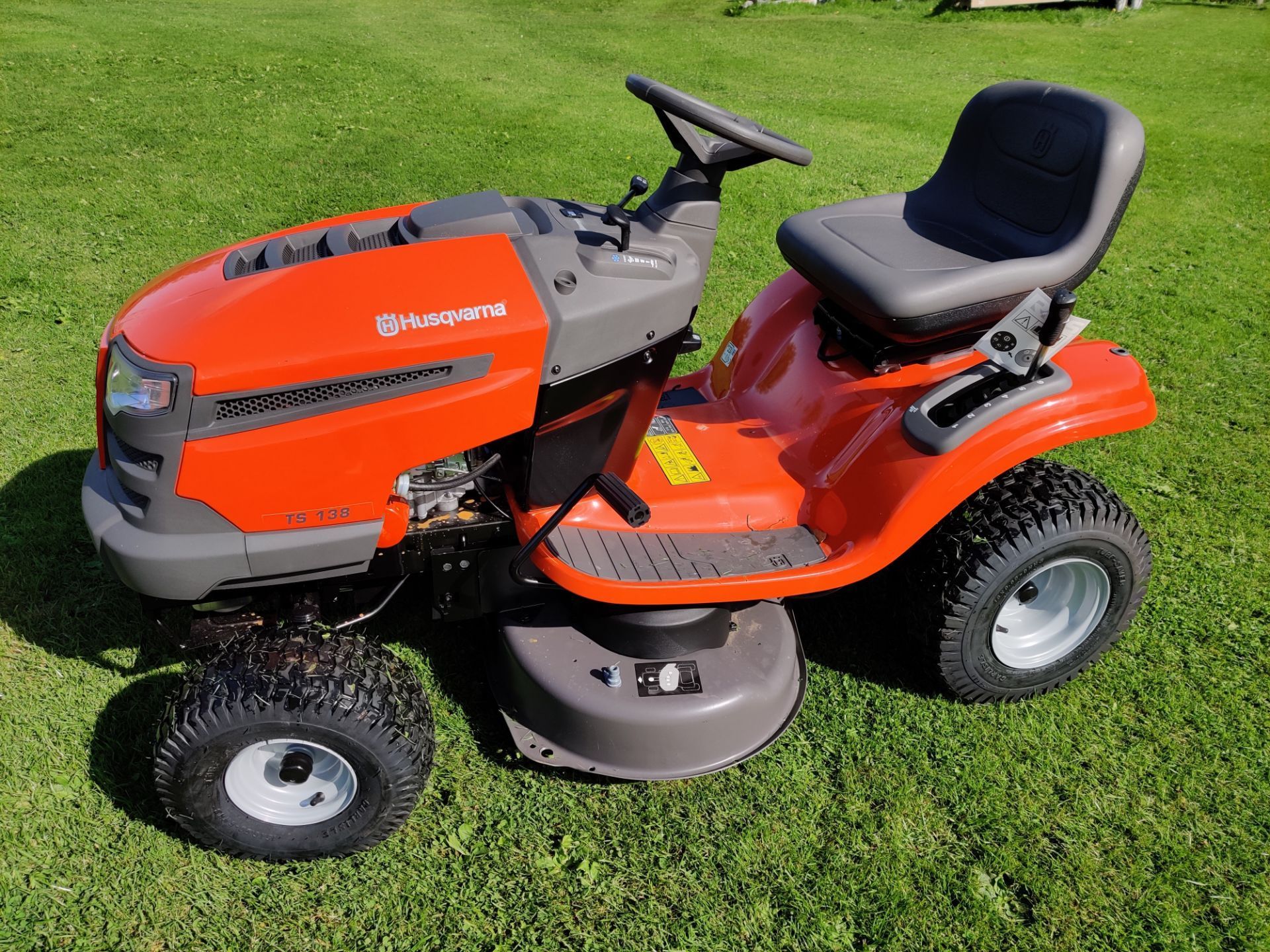 2020 BRAND NEW HUSQVARNA TS138 ROTARY RIDE ON LAWN MOWER -SIDE DISCHARGE *PLUS VAT* - Image 2 of 9