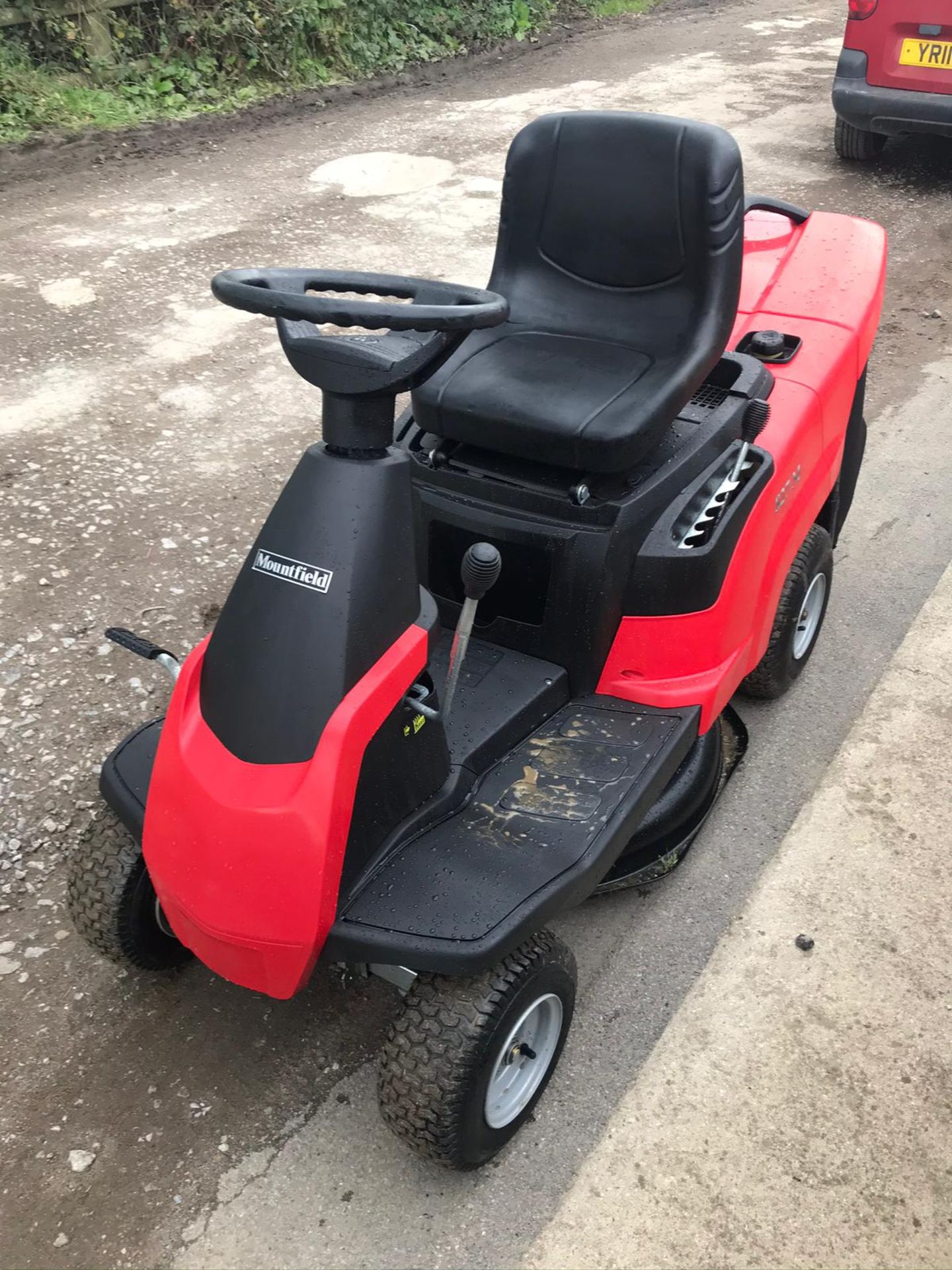 MOUNTFIELD 827M RIDE ON LAWN MOWER, RUNS, DRIVES, CUTS, C/W COLLECTOR, EX DEMO CONDITION - LIKE NEW - Image 2 of 4