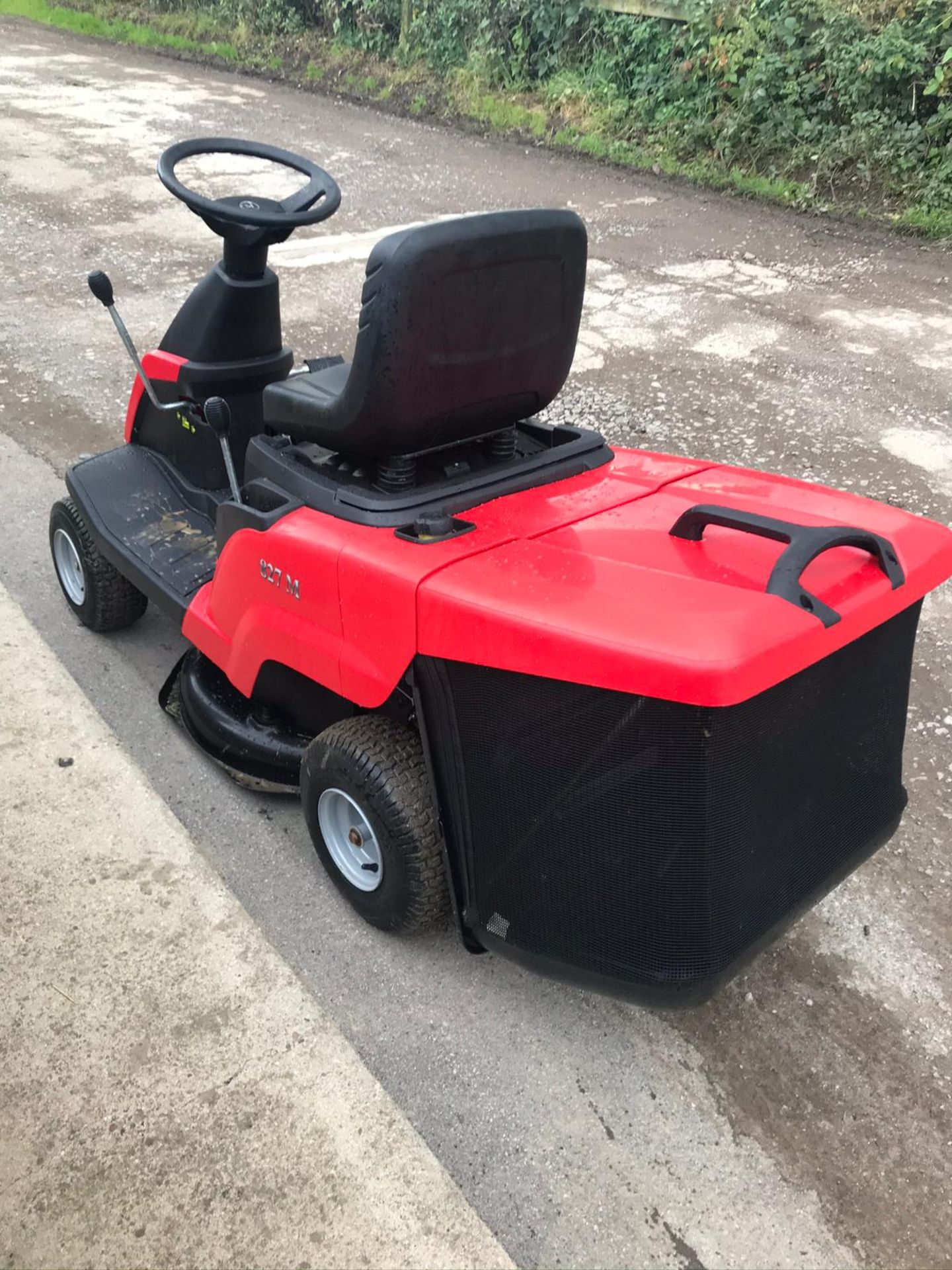 MOUNTFIELD 827M RIDE ON LAWN MOWER, RUNS, DRIVES, CUTS, C/W COLLECTOR, EX DEMO CONDITION - LIKE NEW - Image 3 of 4